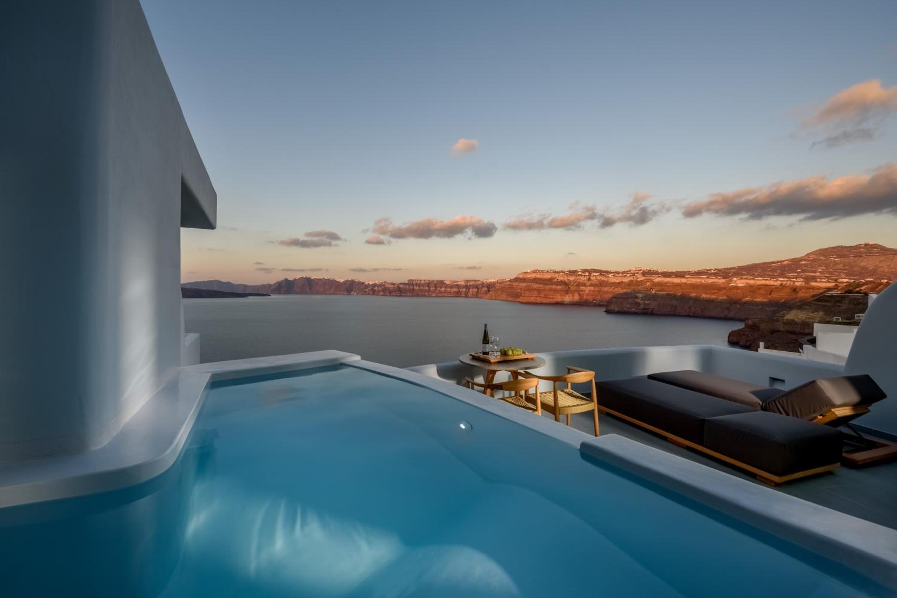 Private Honeymoon Suite with Private Heated Plunge Pool & Caldera View photo 2
