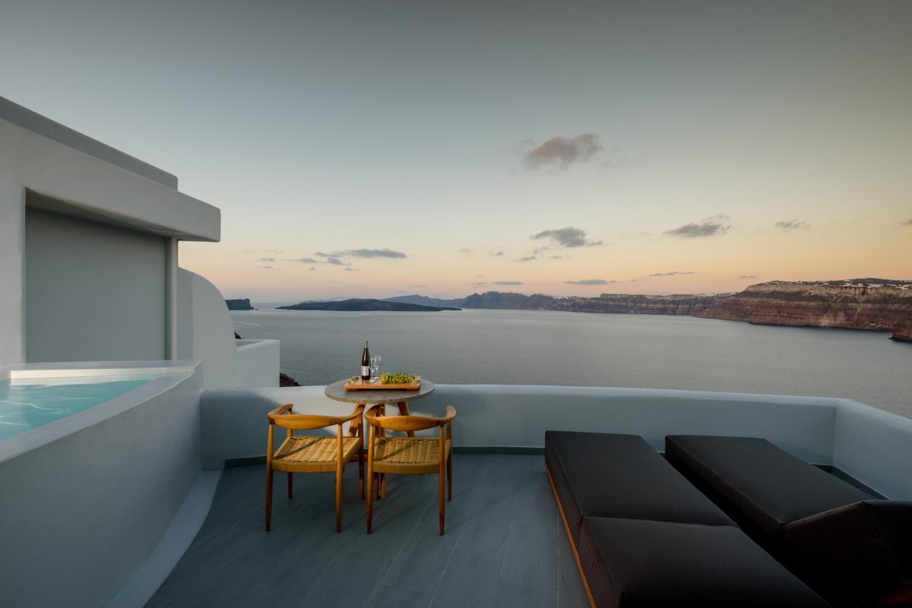 Honeymoon Suite with Private Heated Plunge Pool & Caldera View photo 2