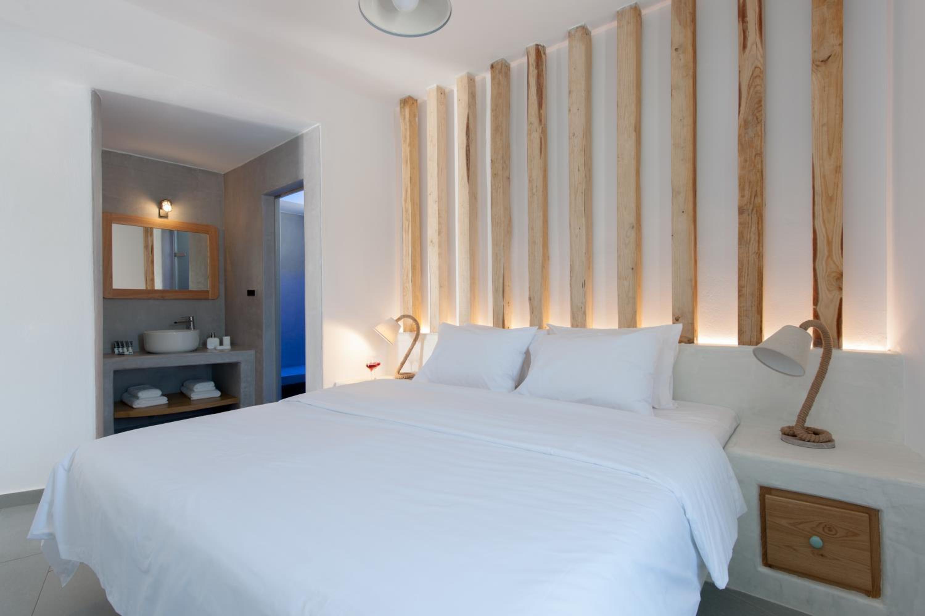 Standard Suite with Private Heated Plunge Pool & Caldera View photo 3