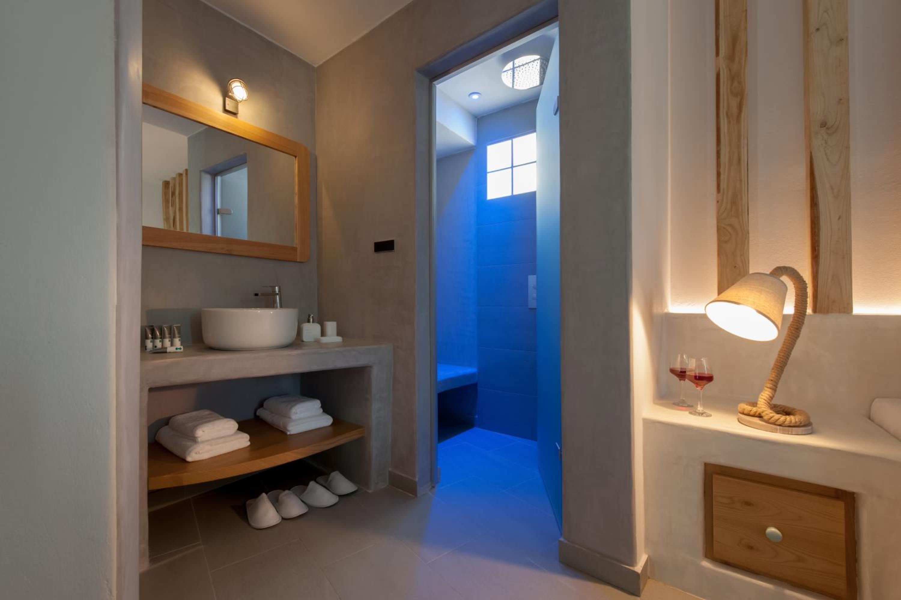 Honeymoon Suite with Private Heated Plunge Pool & Caldera View