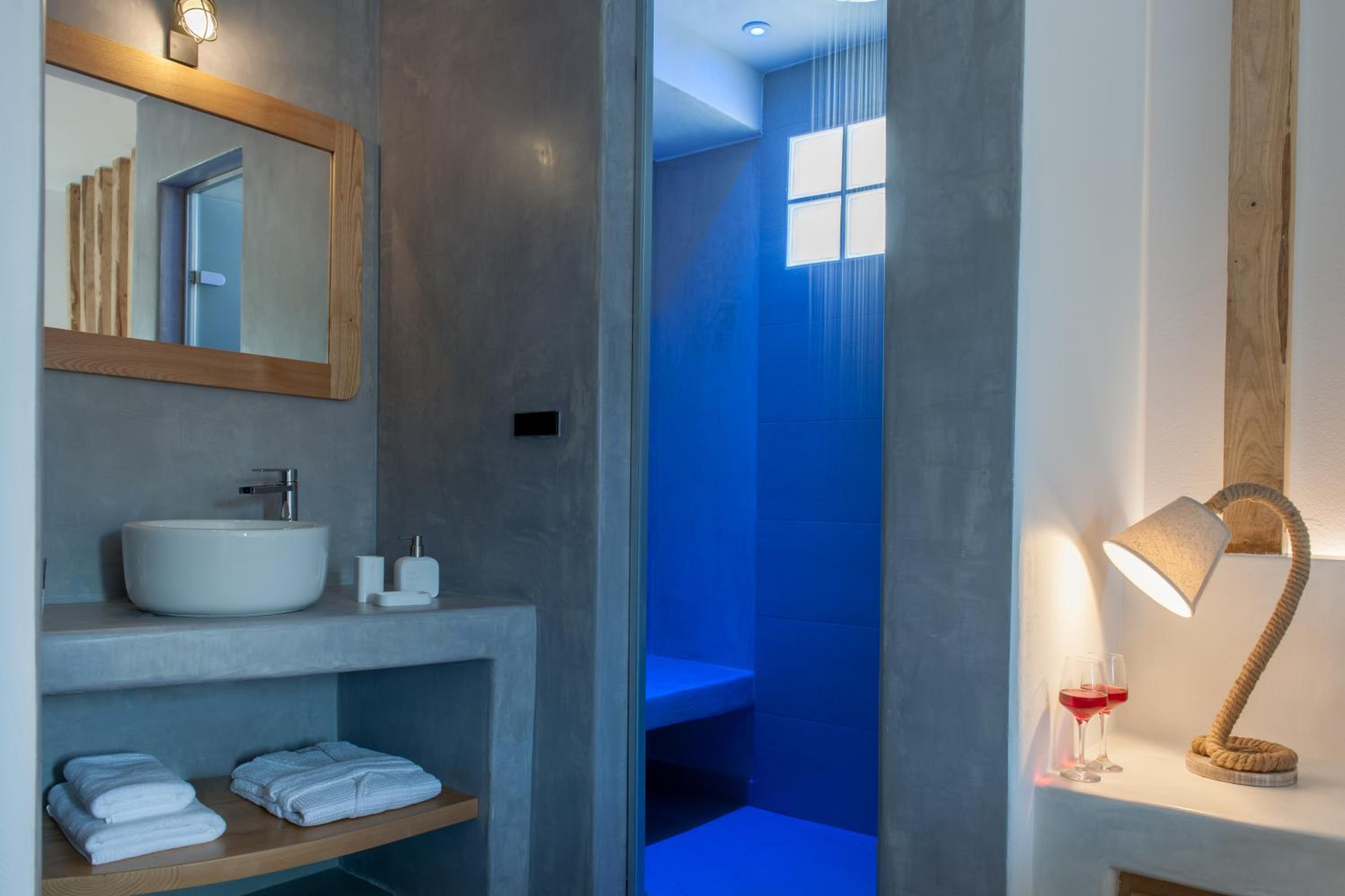 Standard Suite with Private Heated Plunge Pool & Caldera View photo 2