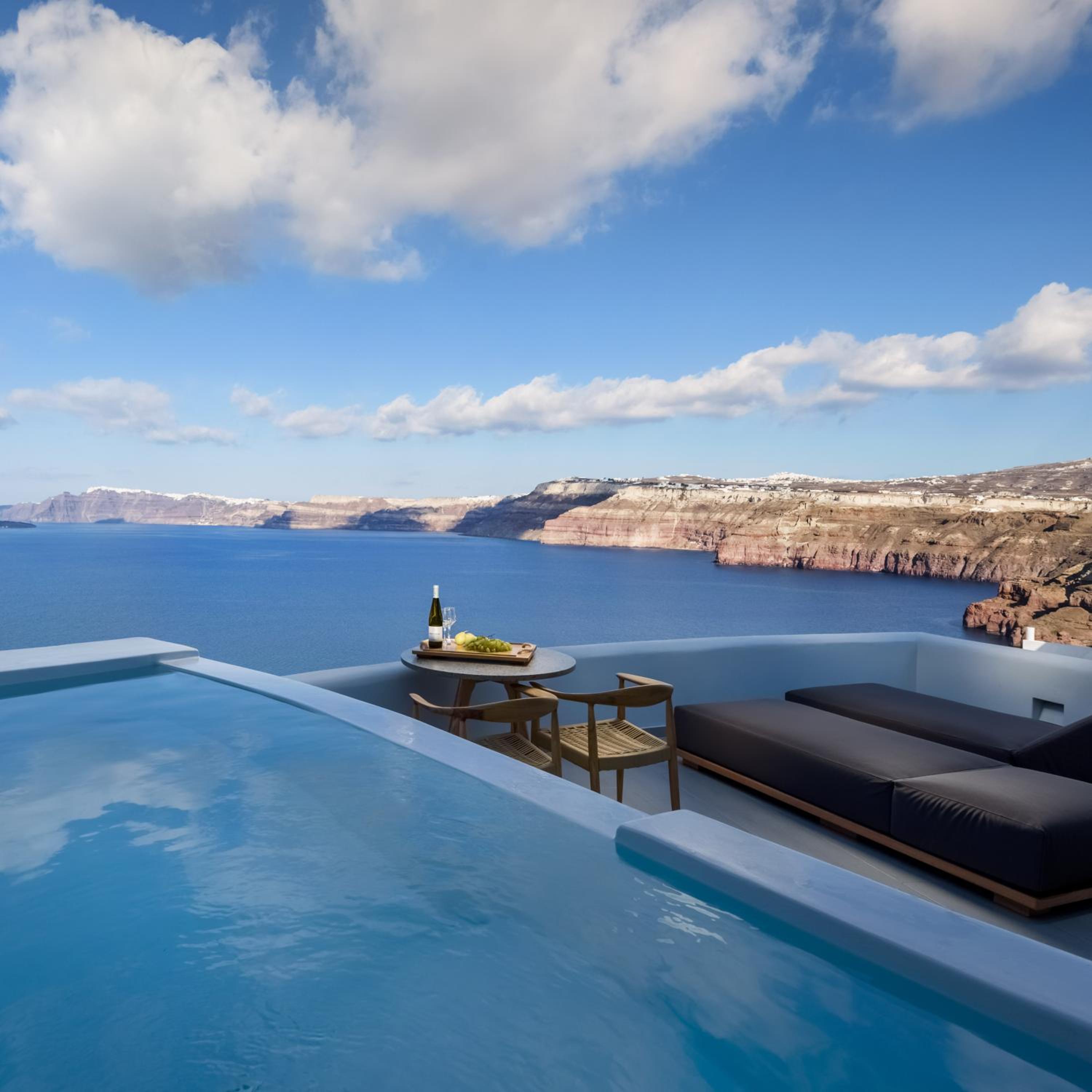 Standard Suite with Private Heated Plunge Pool & Caldera View photo 1