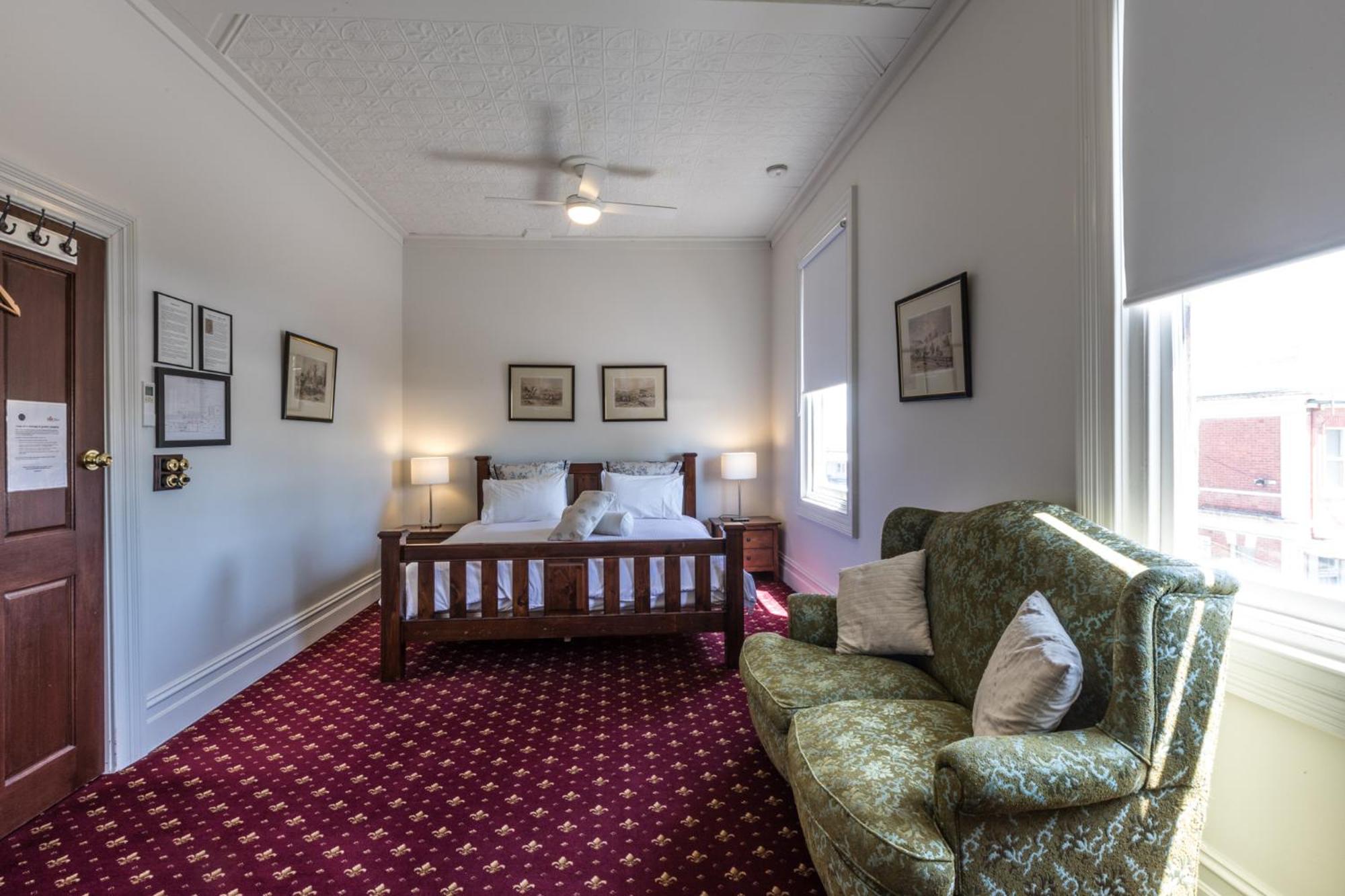 Deluxe King Suite photo 3