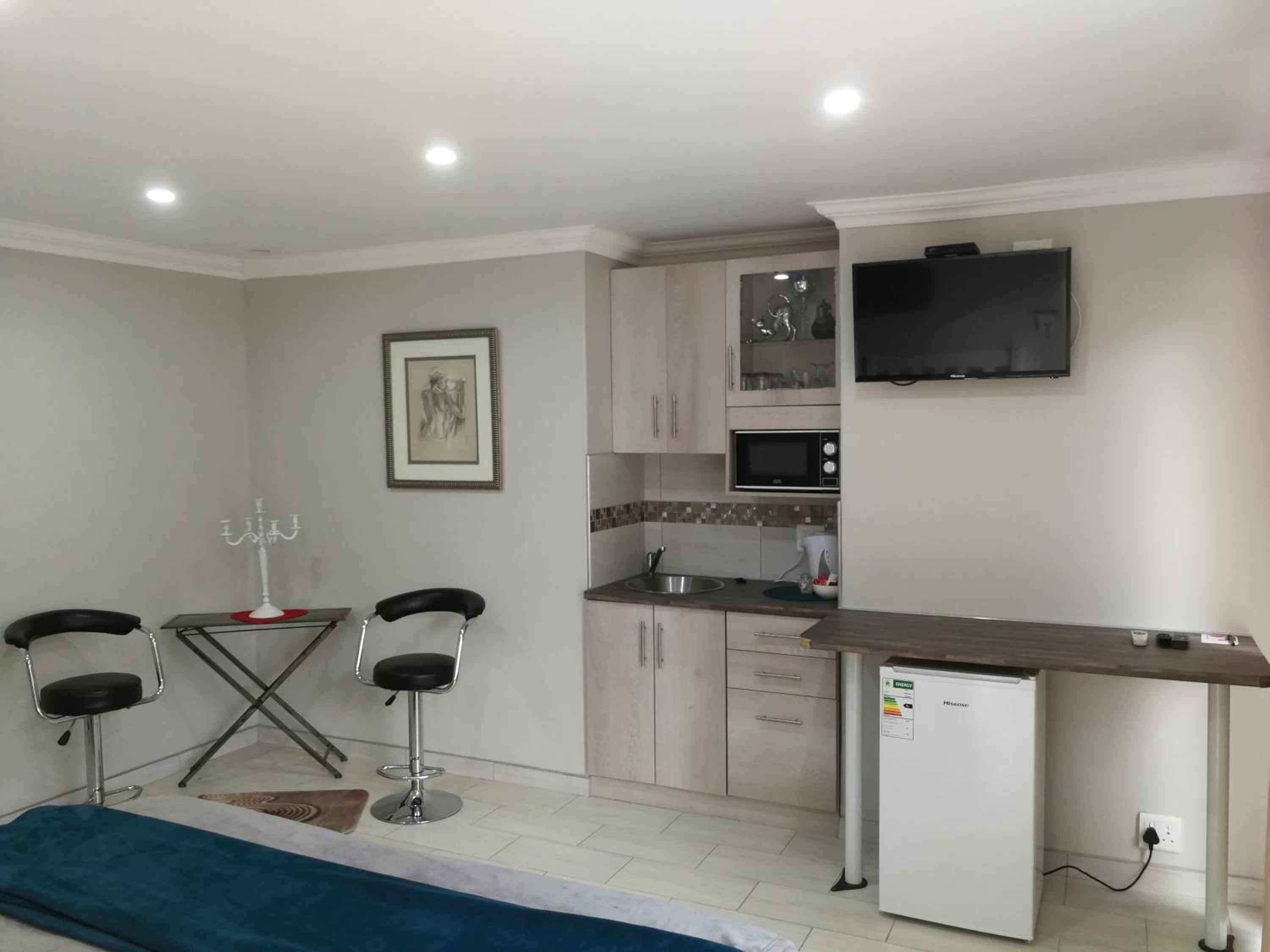 Family Room with Garden View - Photo 6