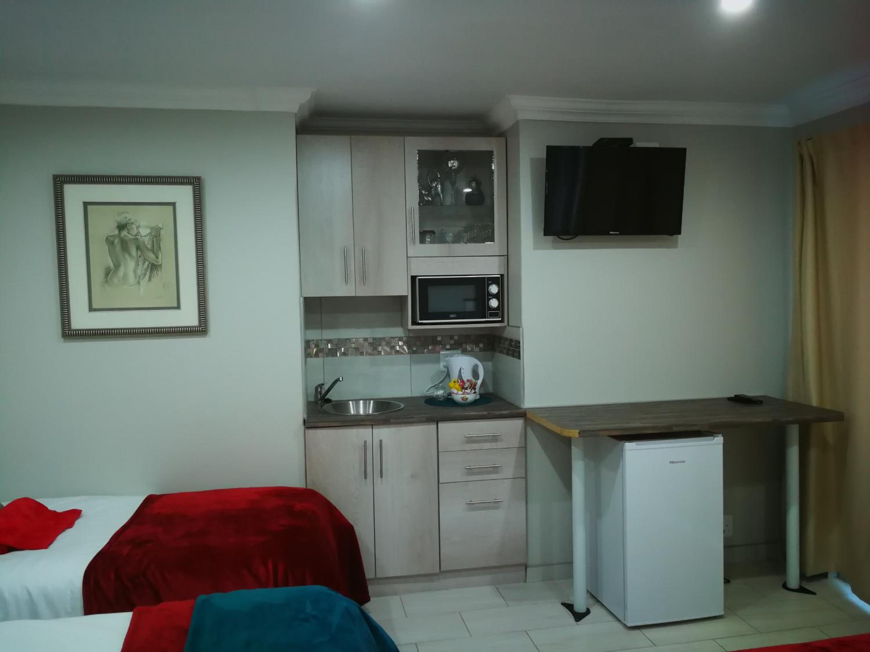 Family Room with Garden View - Photo 5