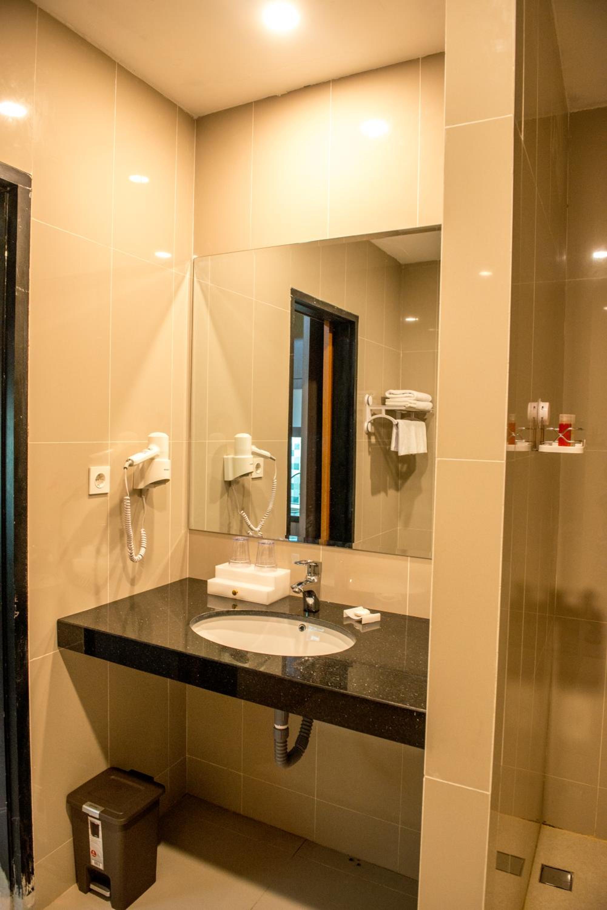 Deluxe King Room - Photo 2