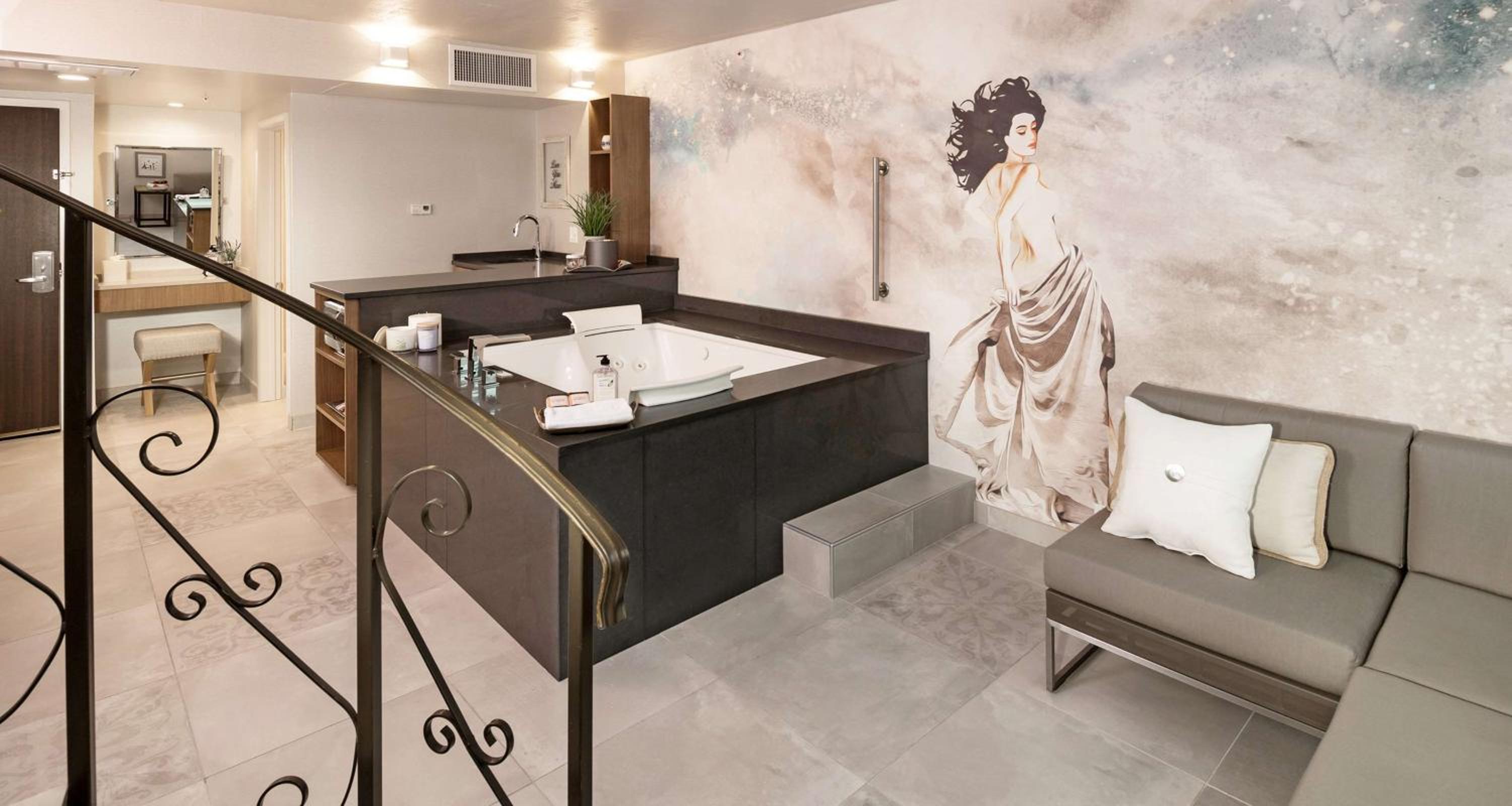 King Suite with Spa Bath - Photo 8