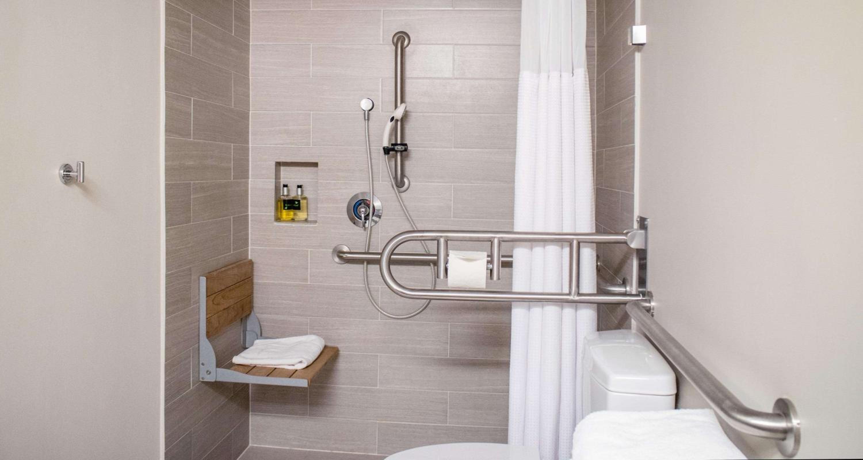 Double Room with Two Double Beds and Roll-in Shower - Mobility Access - Photo 2