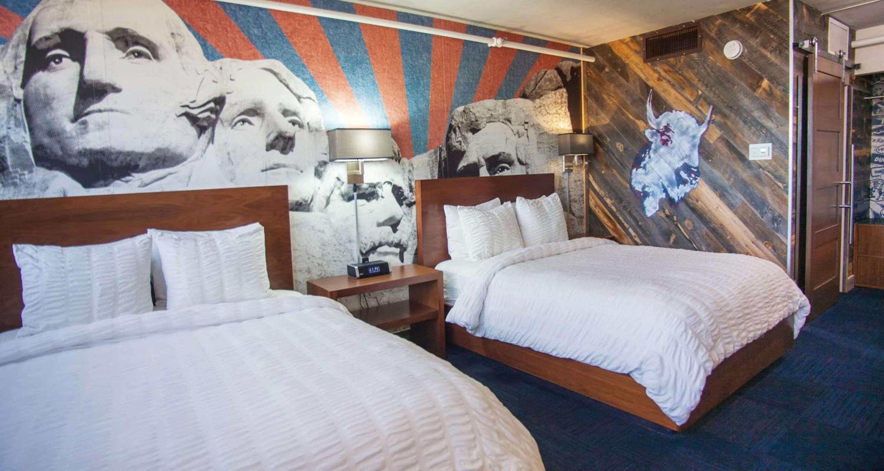Queen Room with Two Queen Beds - Photo 4