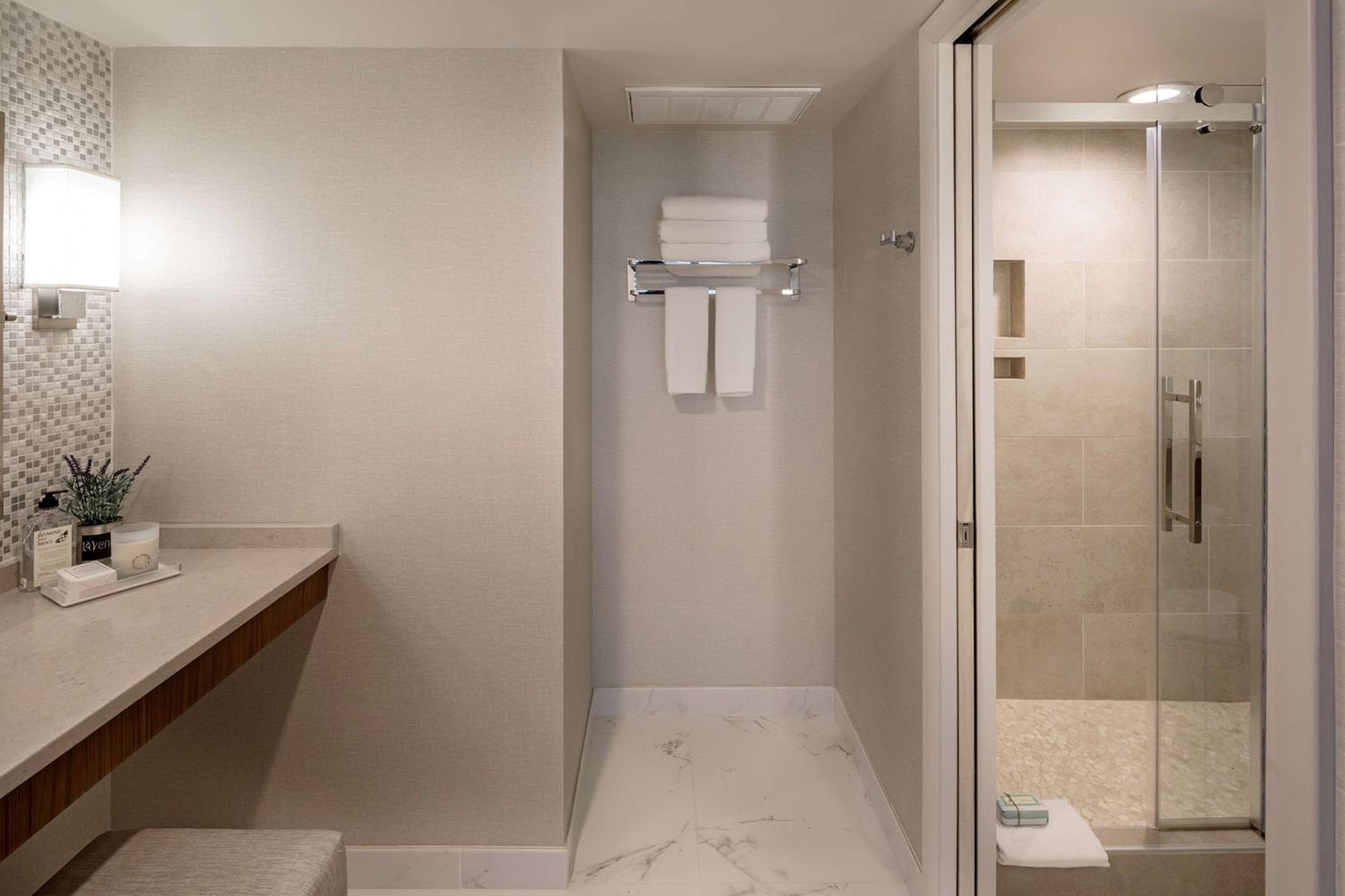 King Suite with Spa Bath - Photo 6