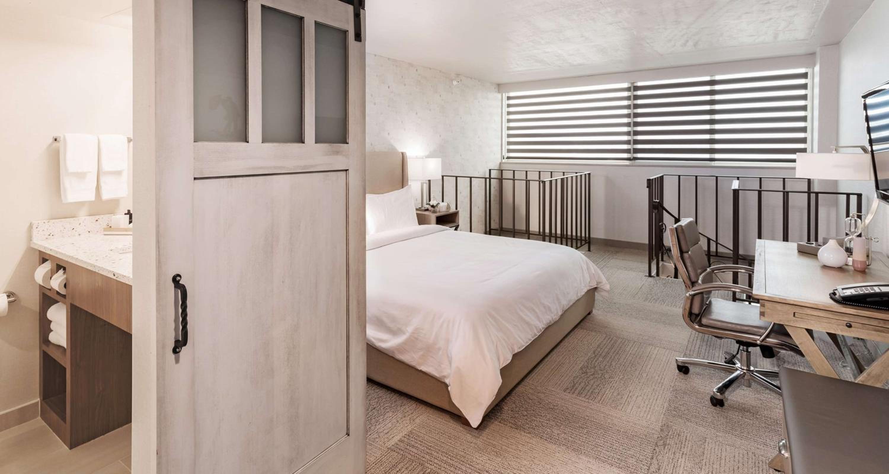King Suite with Spa Bath - Photo 4