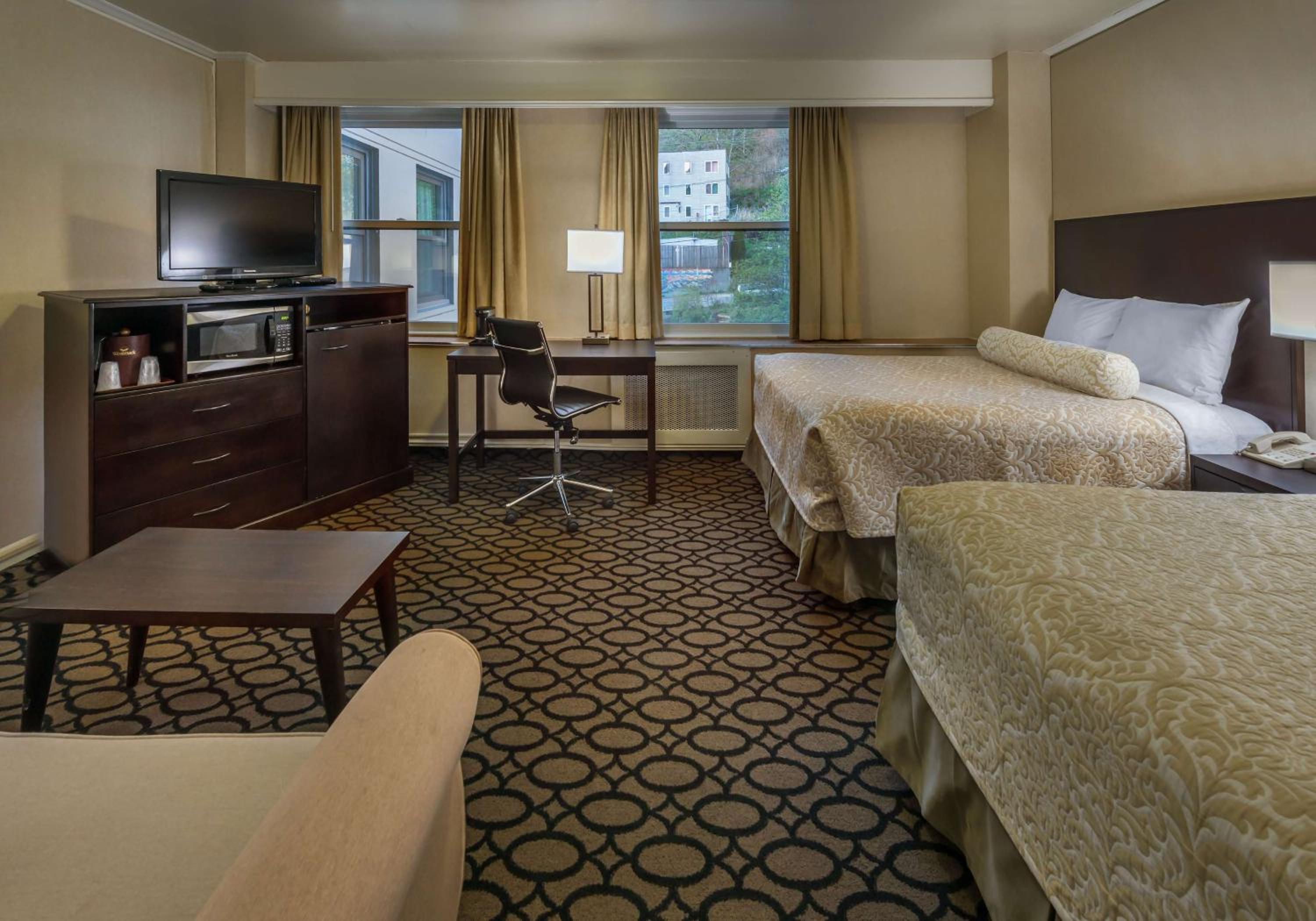 Queen Room with Two Queen Beds - Non-Smoking - Photo 1