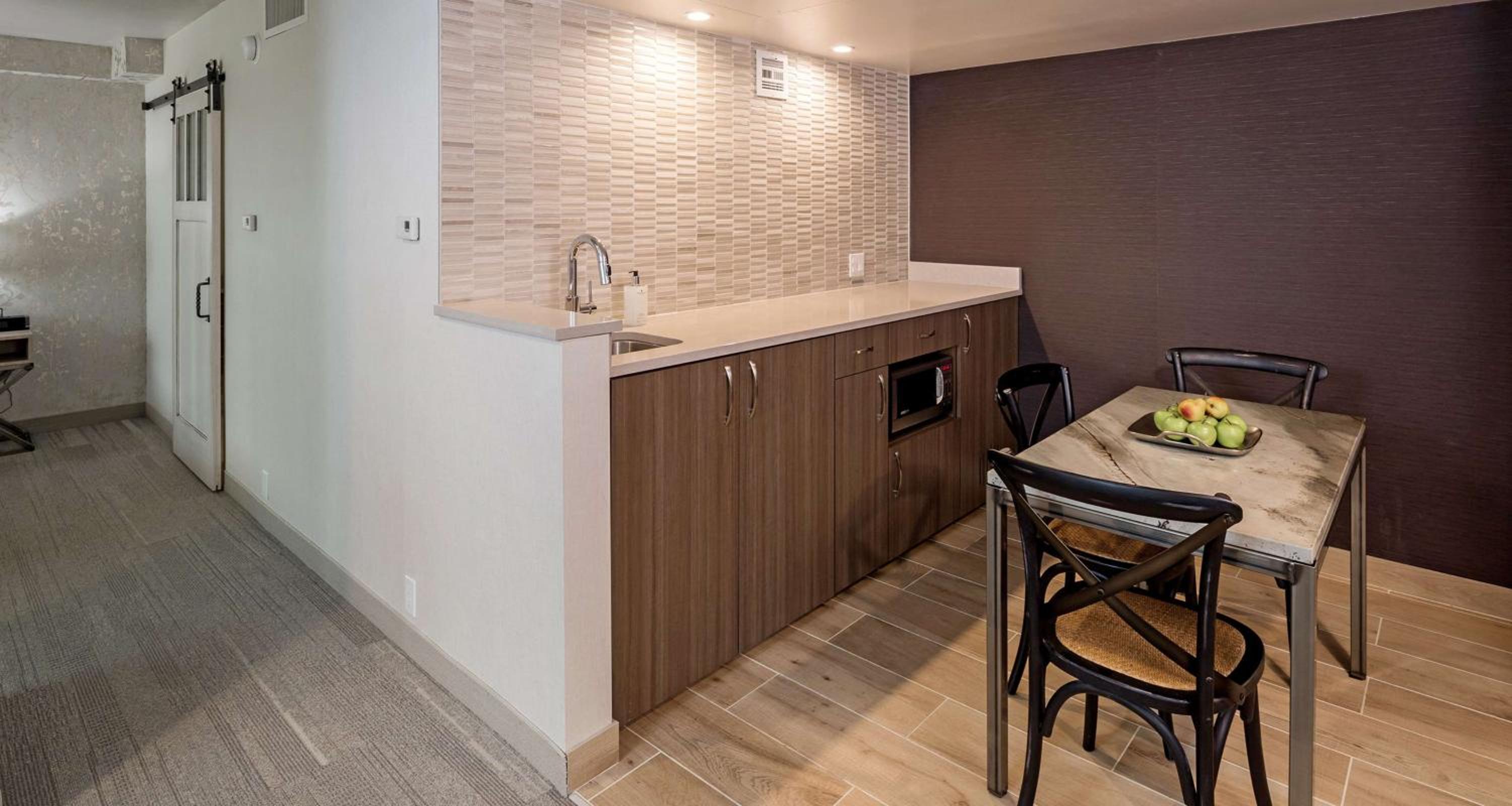 King Suite with Spa Bath - Photo 2
