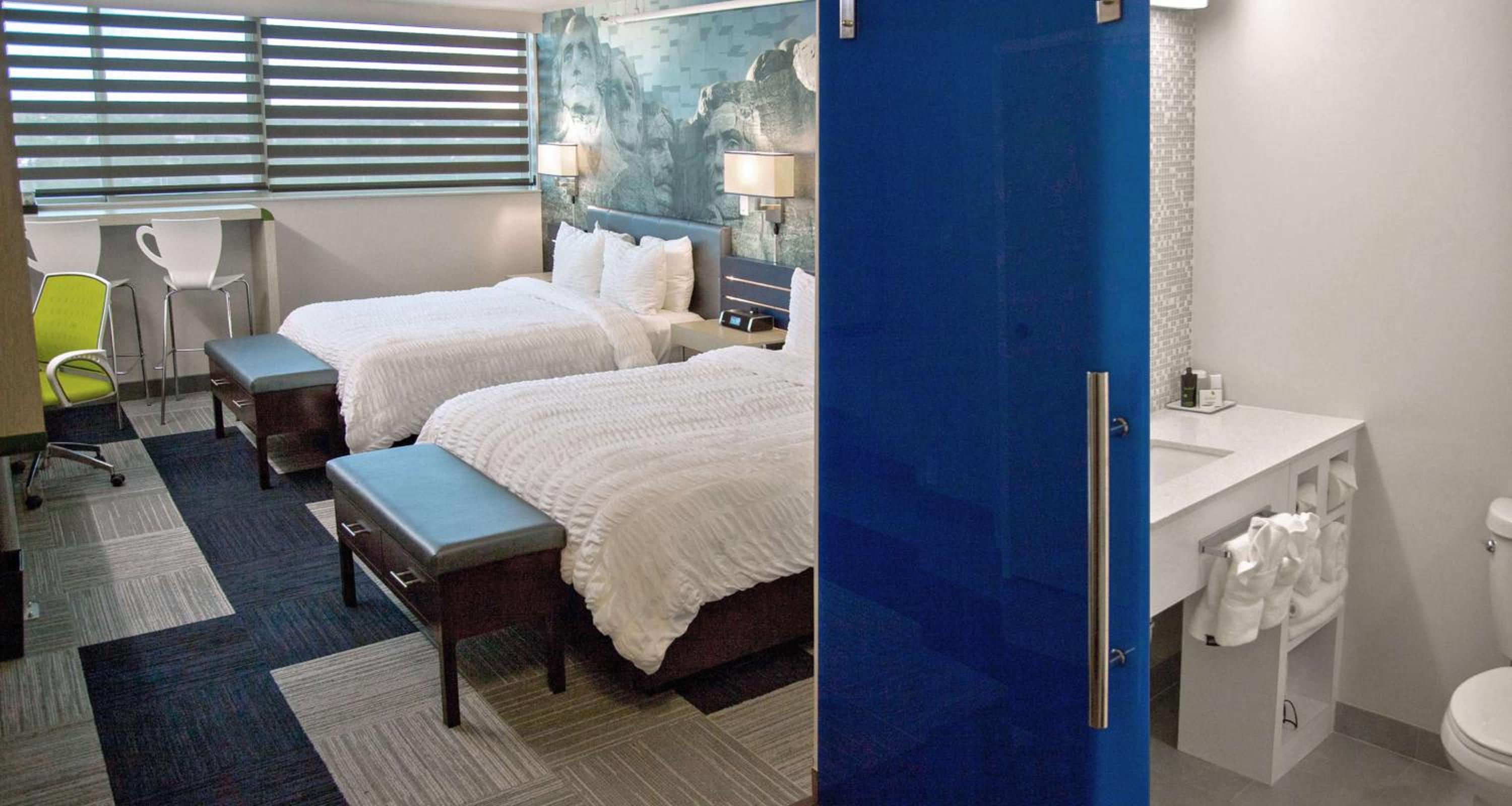 Queen Room with Two Queen Beds and City View - Photo 3