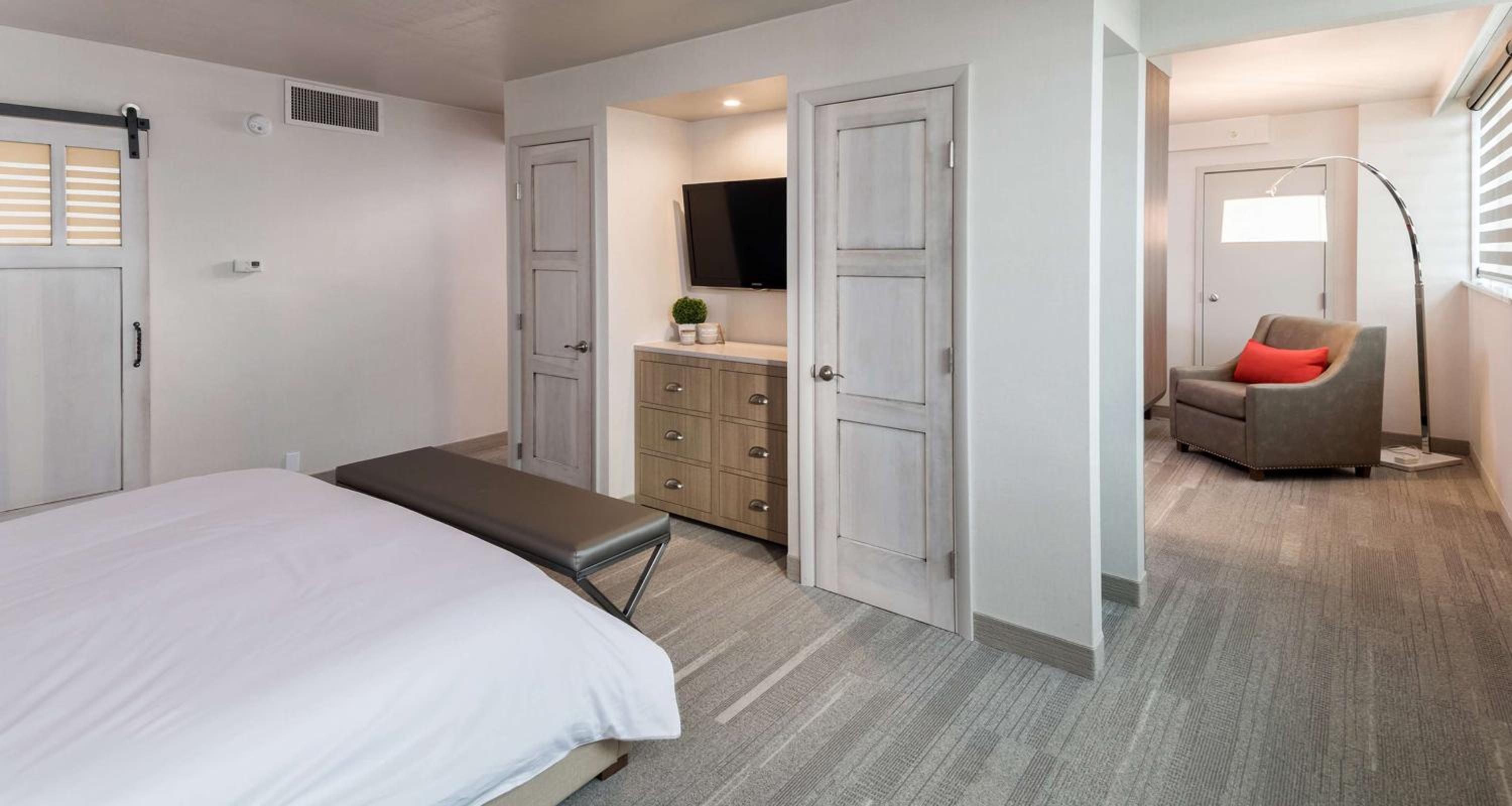 King Suite with Spa Bath - Photo 5