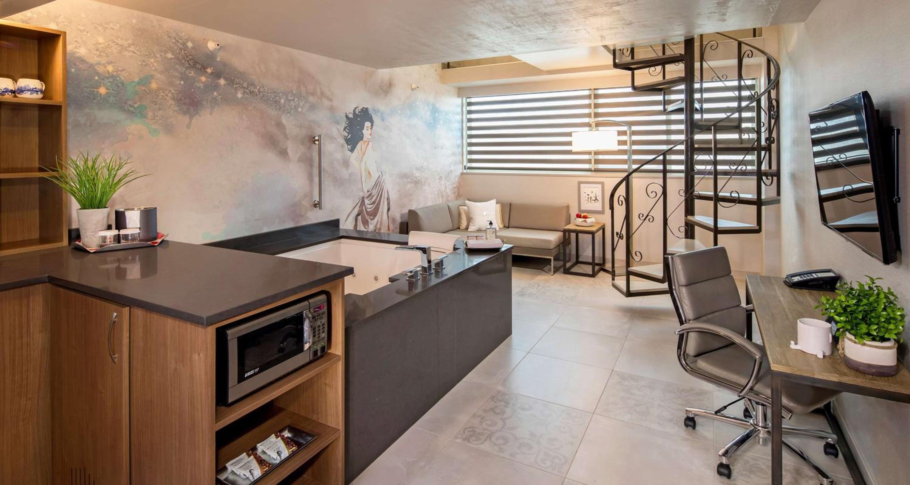 King Suite with Spa Bath - Photo 7