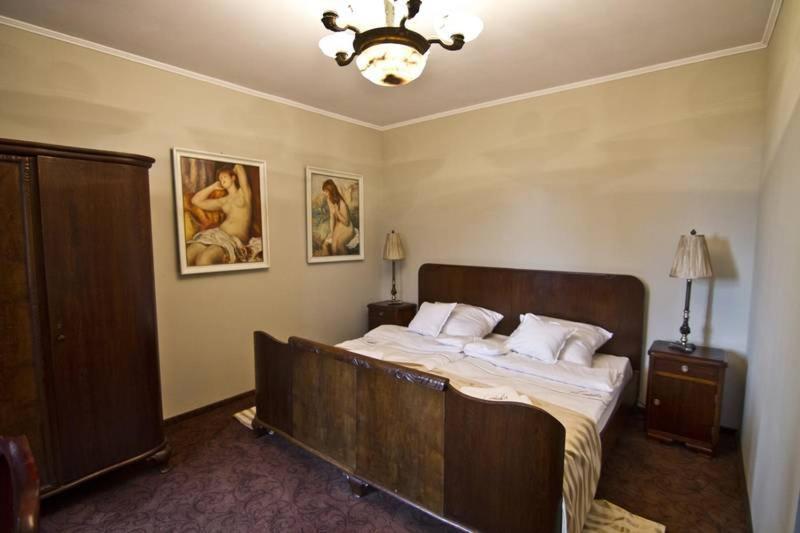 One-Bedroom Apartment - Photo 1