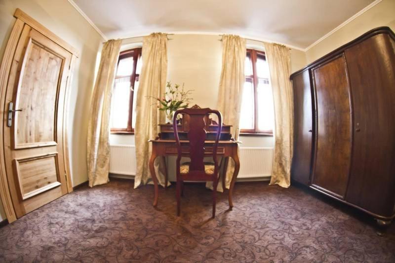 One-Bedroom Apartment - Photo 2