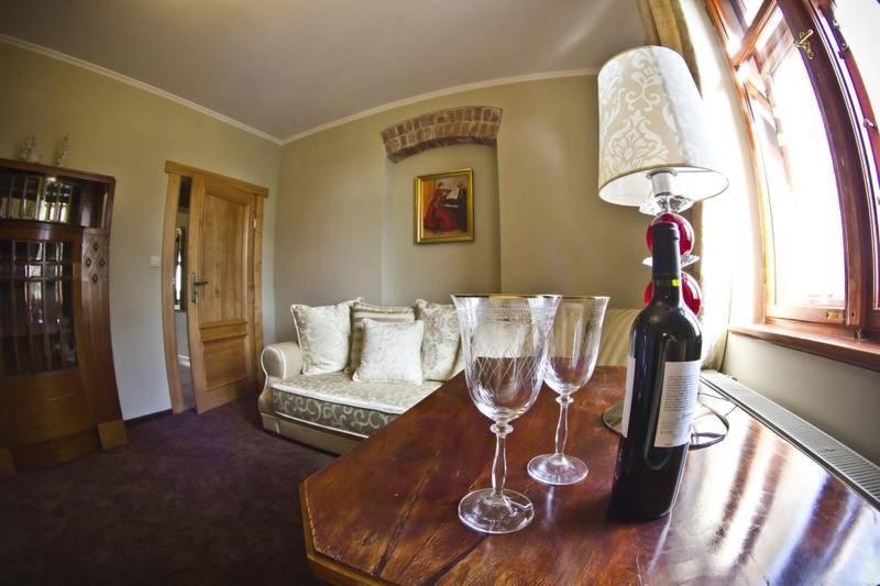 One-Bedroom Apartment - Photo 3