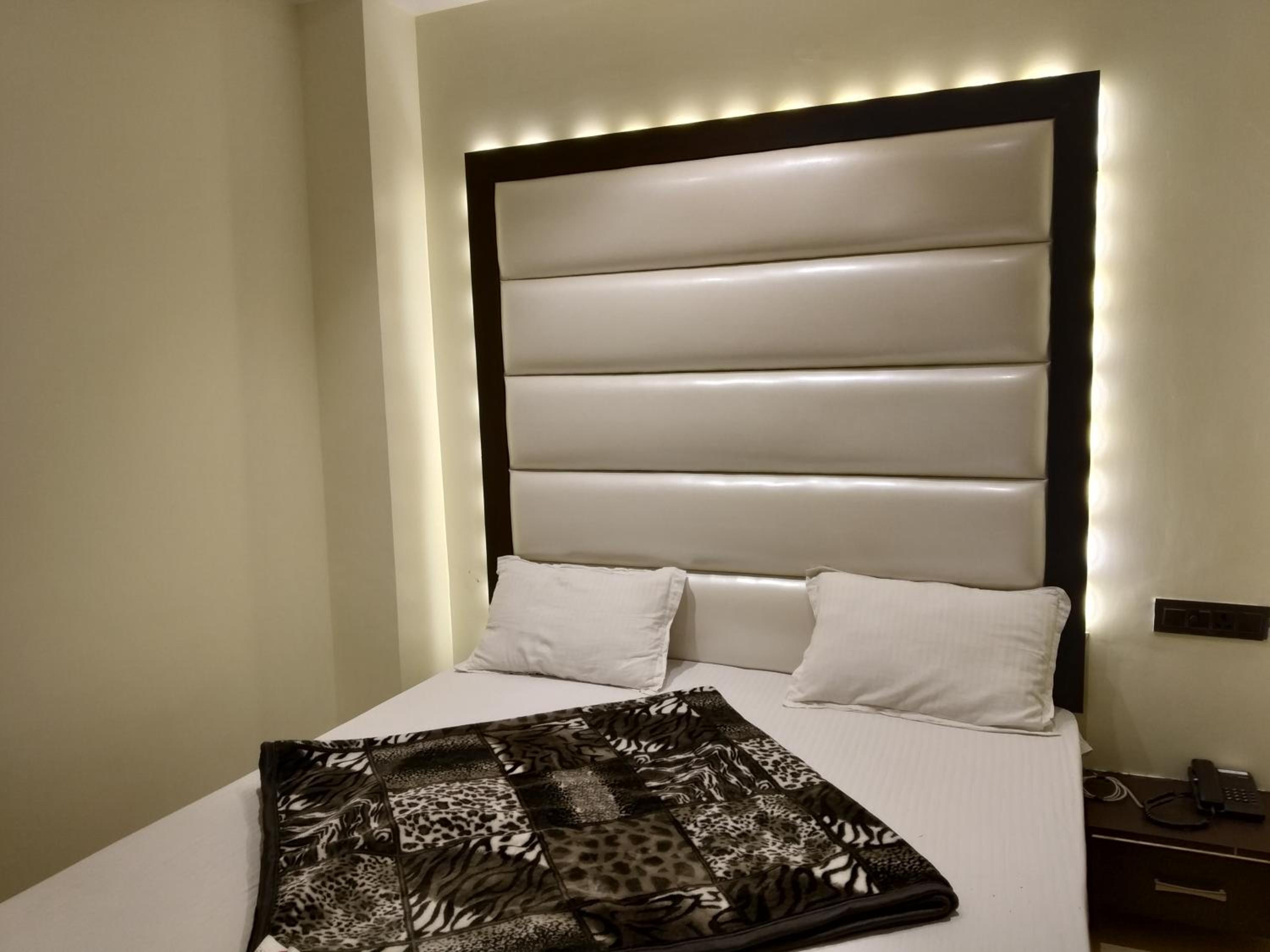 Deluxe Double Room - Photo 11