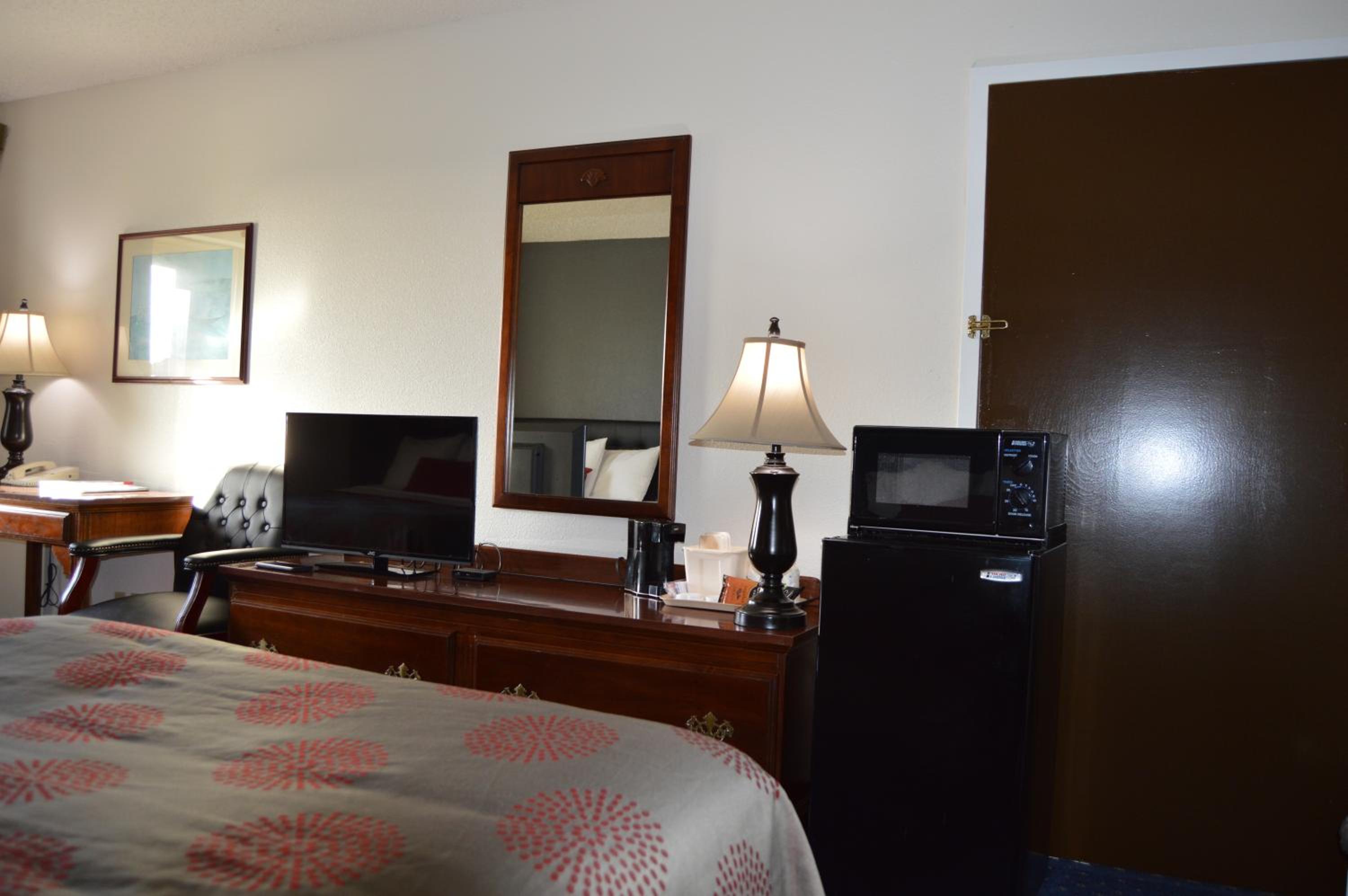 Queen Room with Two Queen Beds - Non-Smoking - Photo 7