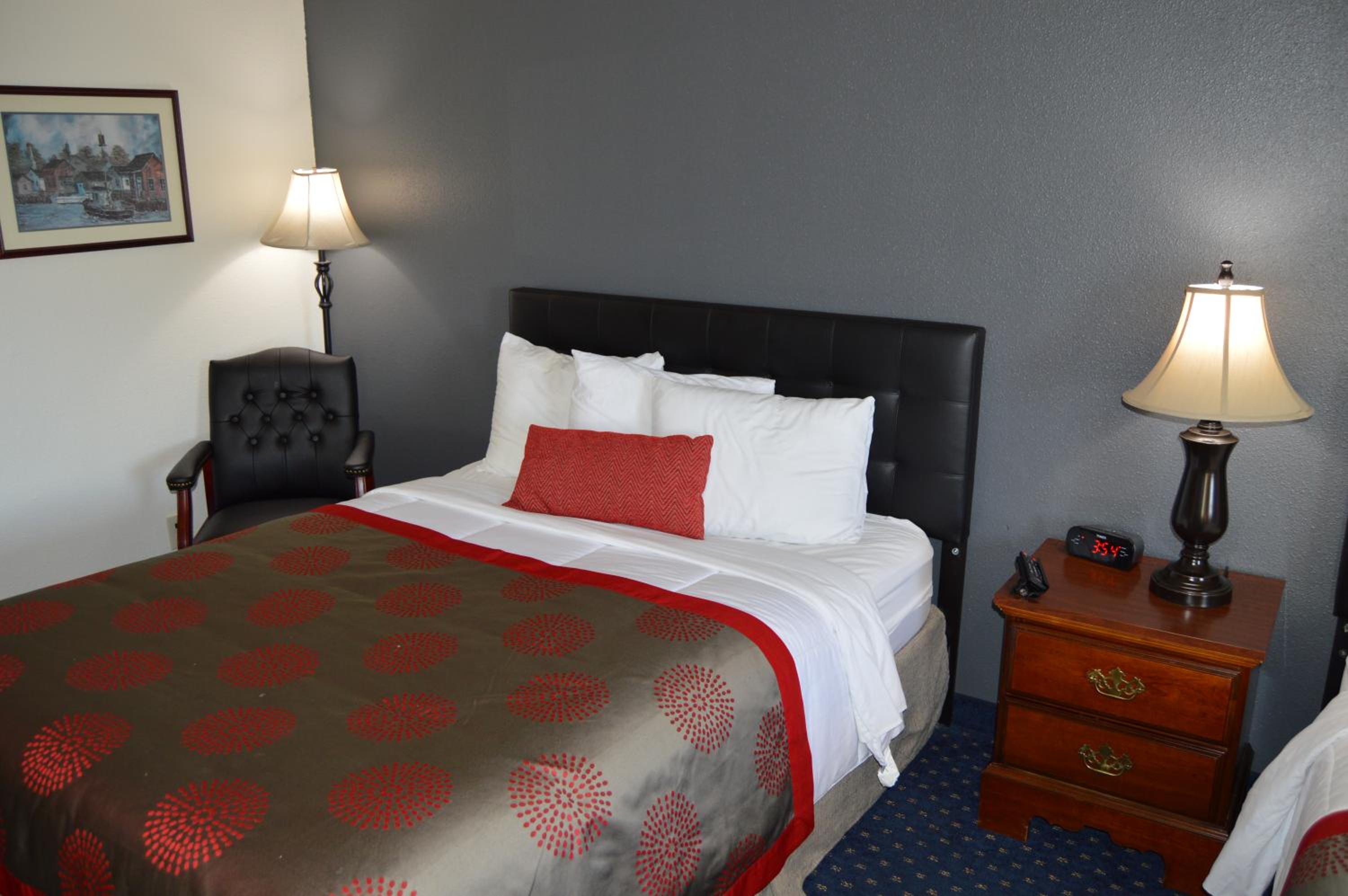 Queen Room with Two Queen Beds - Non-Smoking - Photo 6