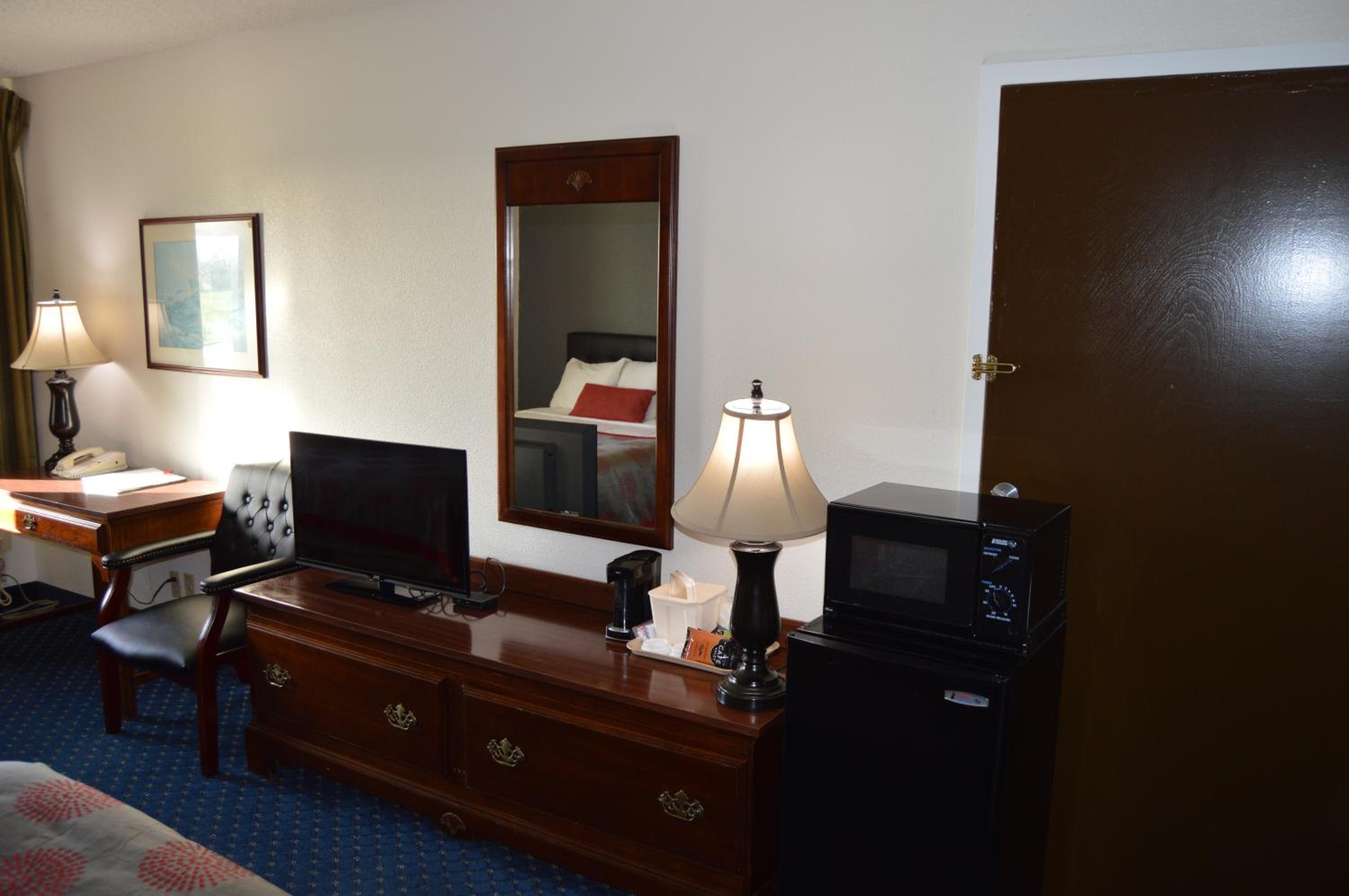 Queen Room with Two Queen Beds - Non-Smoking - Photo 5