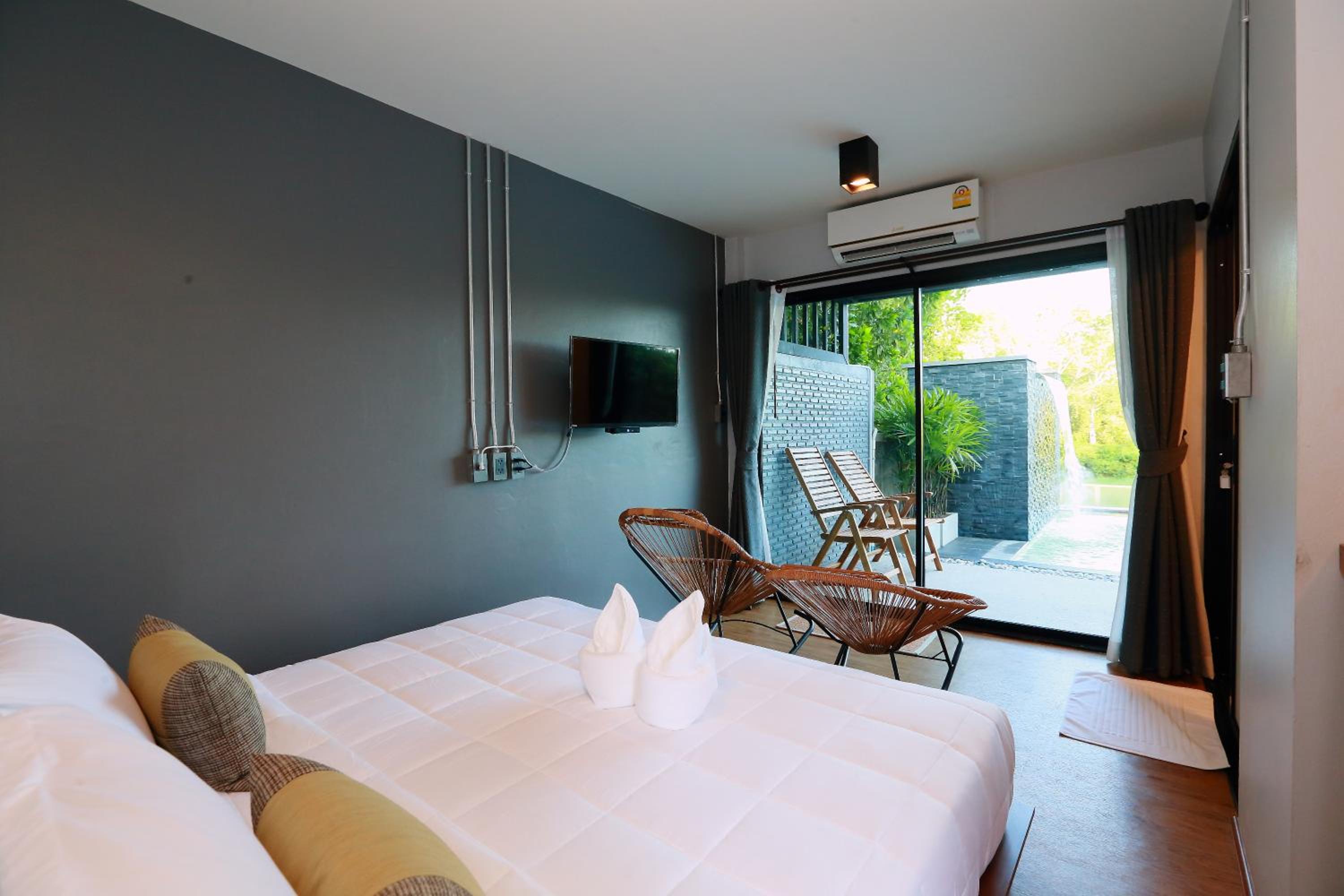 Double Room with Pool View photo 3