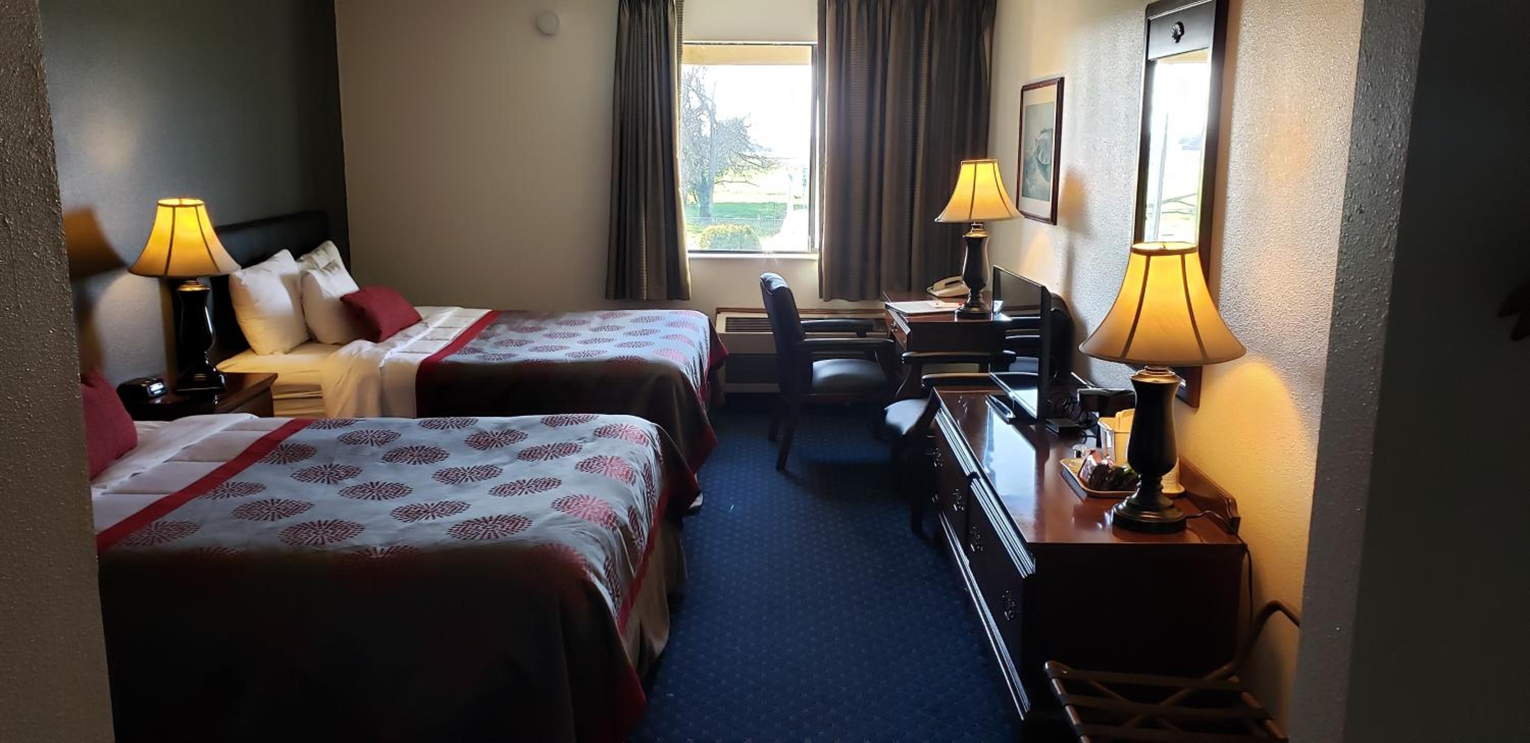 Queen Room with Two Queen Beds - Non-Smoking - Photo 4