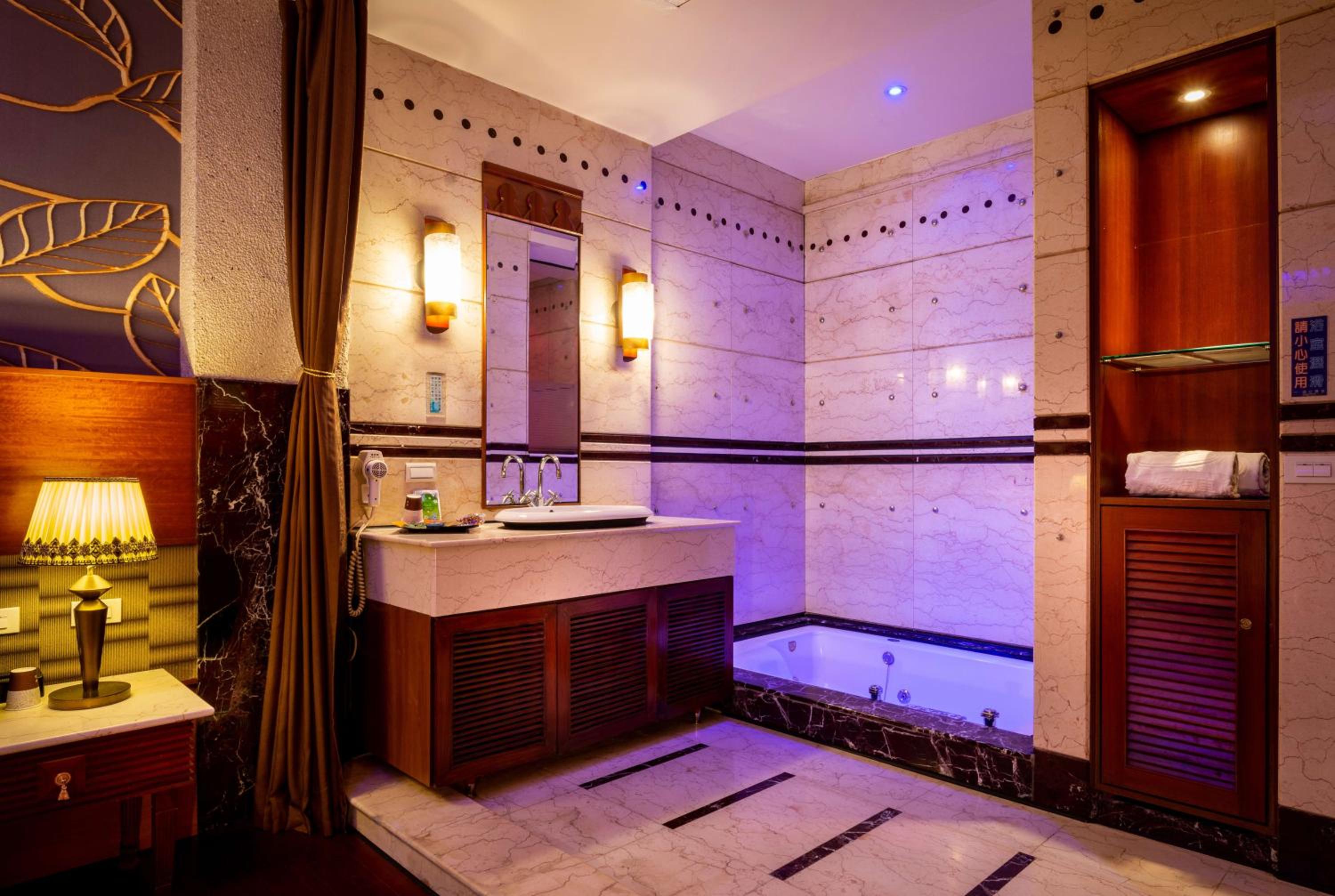 Deluxe Double Room with Bath - Photo 13
