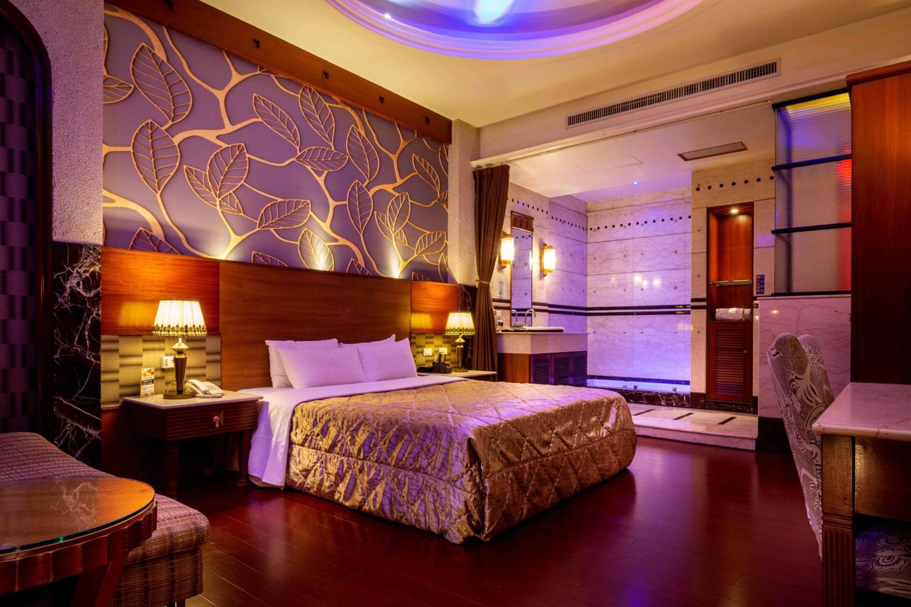 Deluxe Double Room with Bath - Photo 16