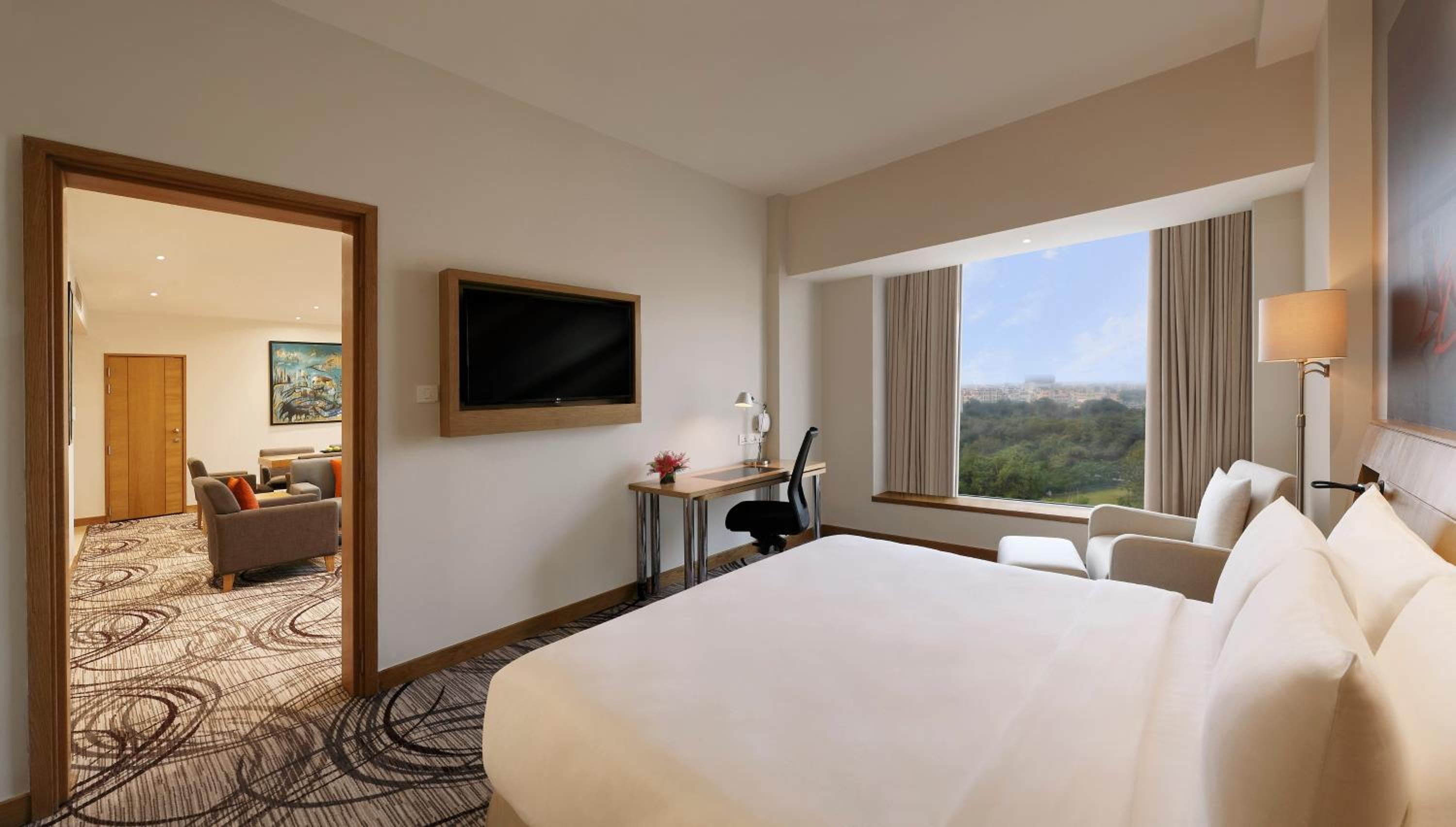 Executive Premier Floor 1 Queen Bed with 1 way airport transfer and Cocktail Hours and Lounge Access - Photo 1