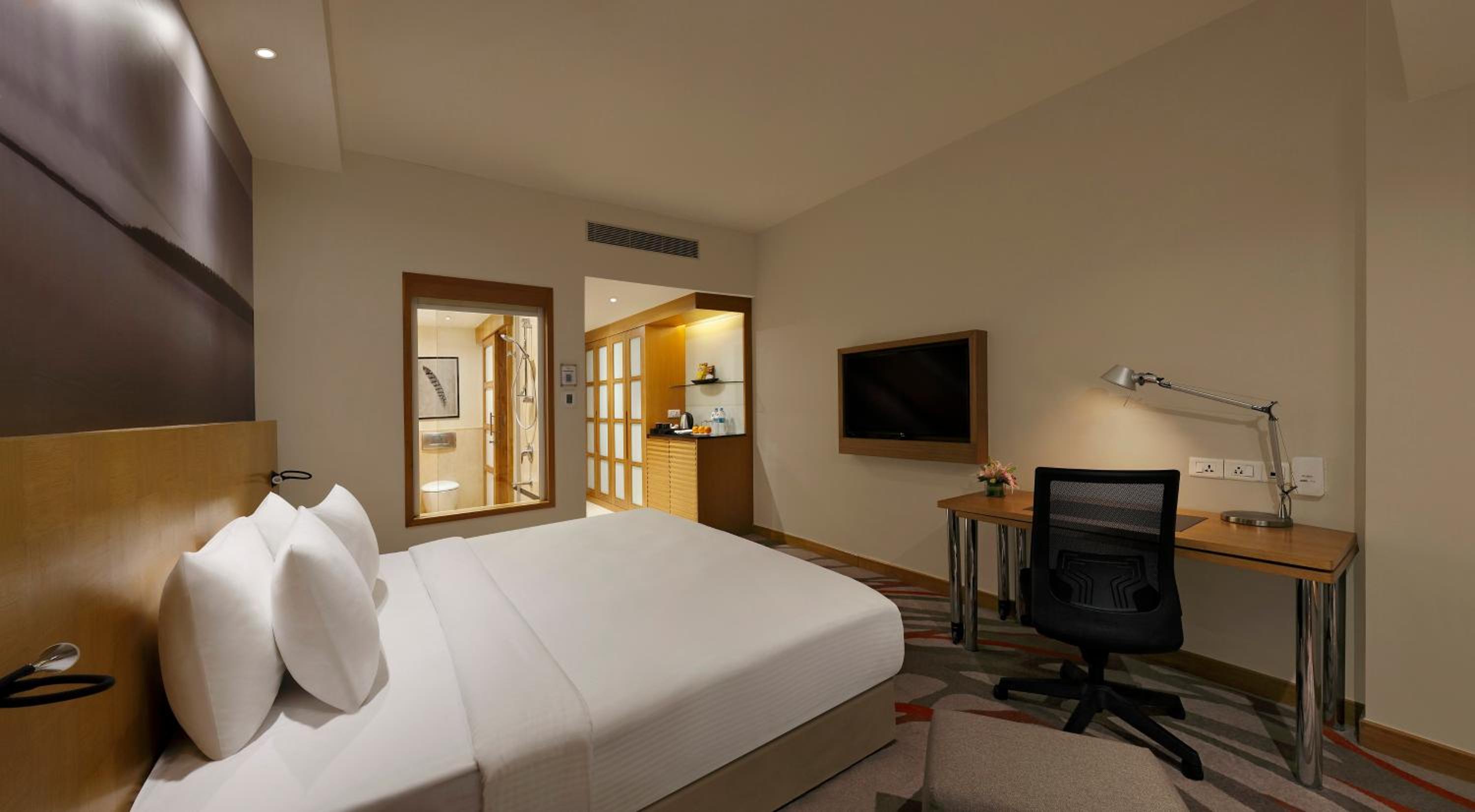 Executive Premier Floor 1 Queen Bed with 1 way airport transfer and Cocktail Hours and Lounge Access - Photo 4