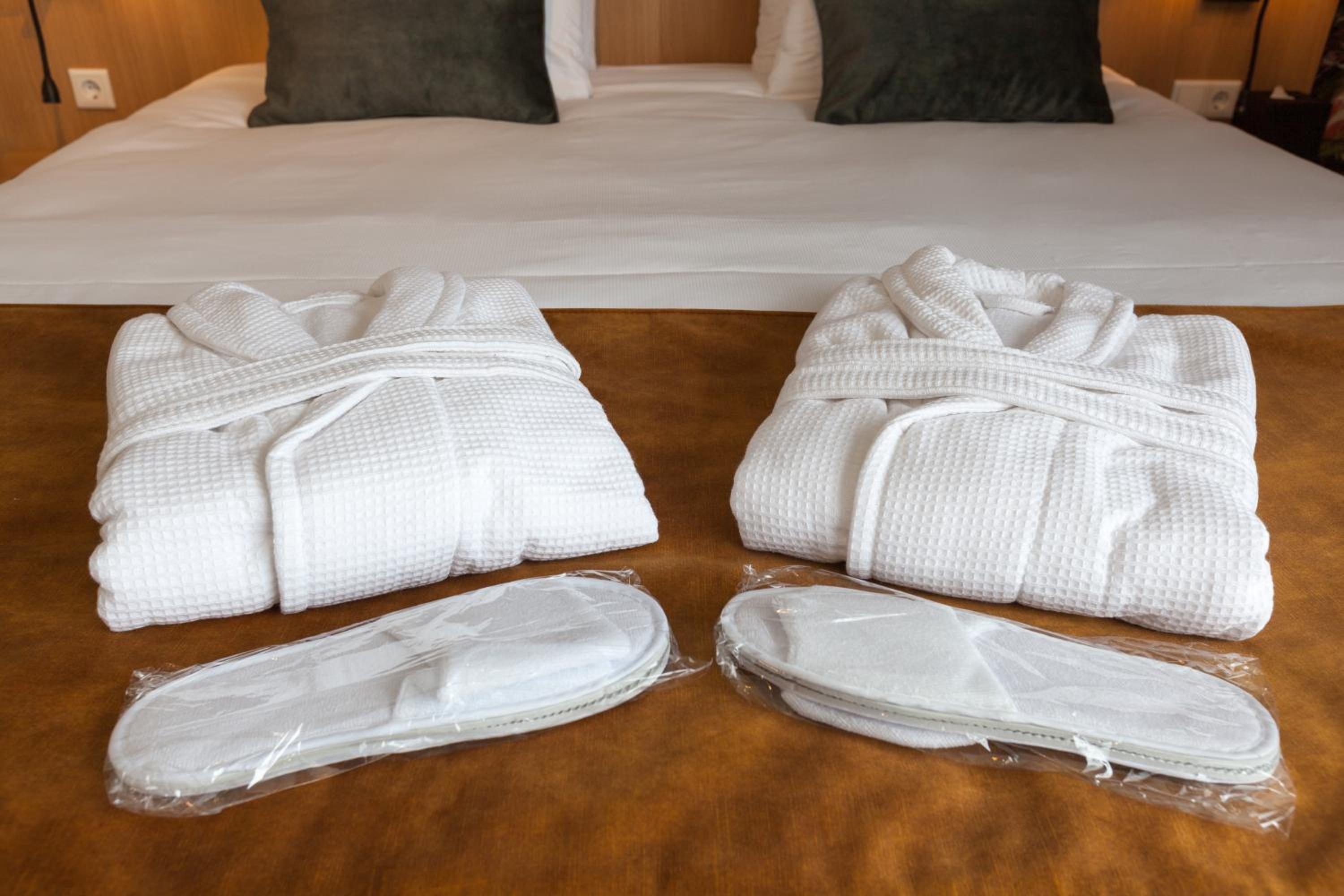 Junior Suite with Double Bed - Photo 11