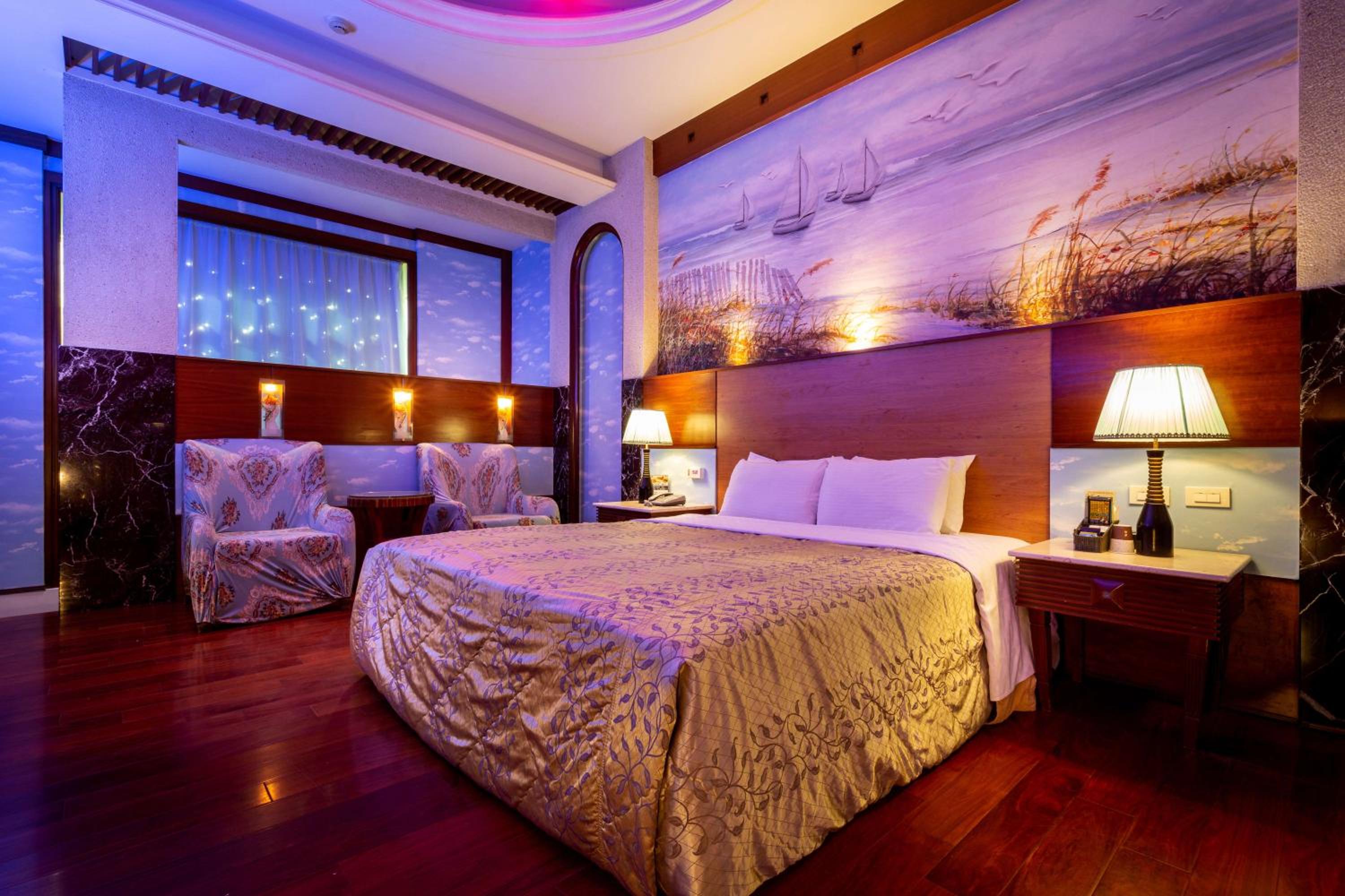 Deluxe Double Room with Bath - Photo 17