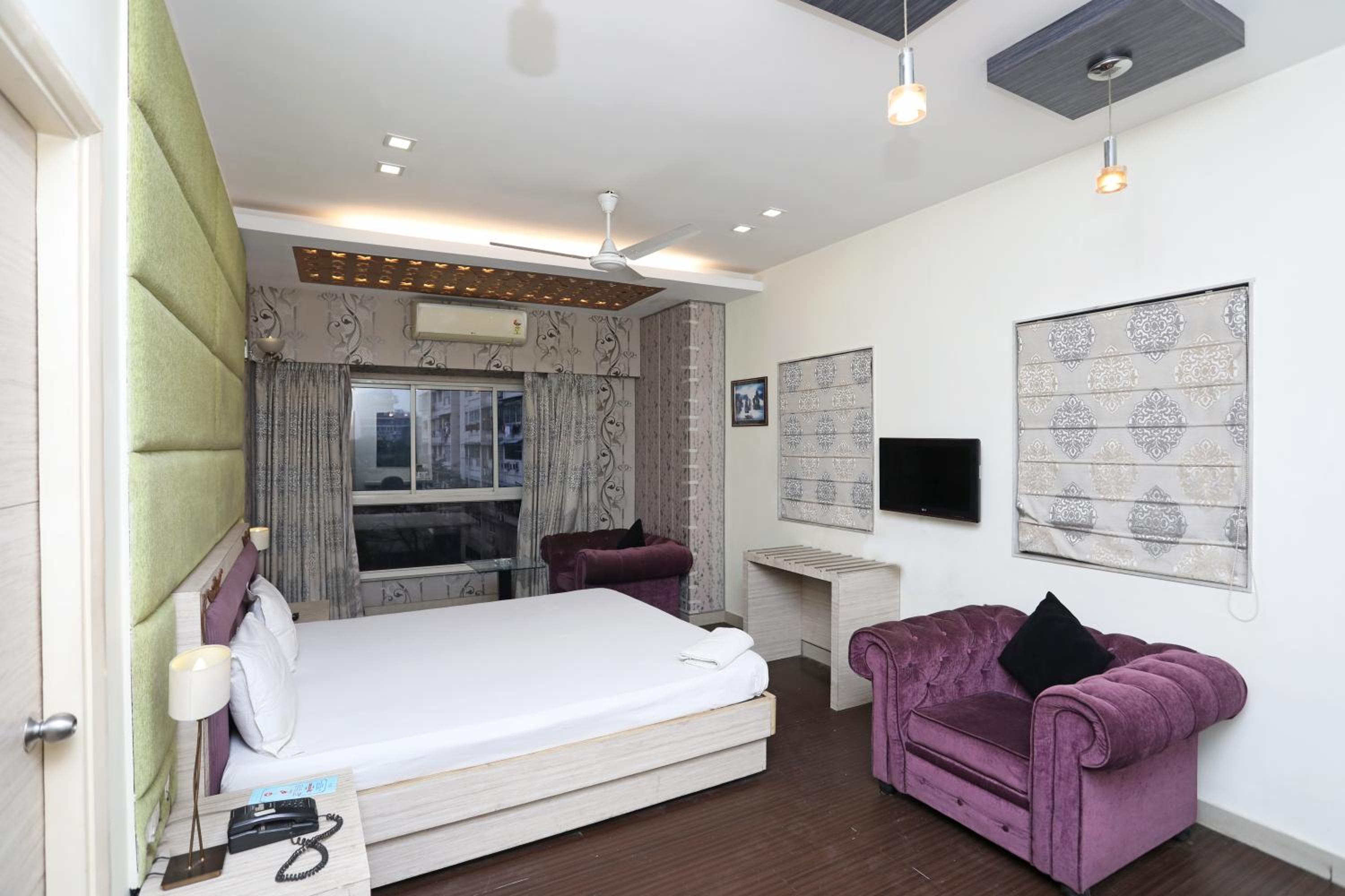 Executive Suite - Photo 11