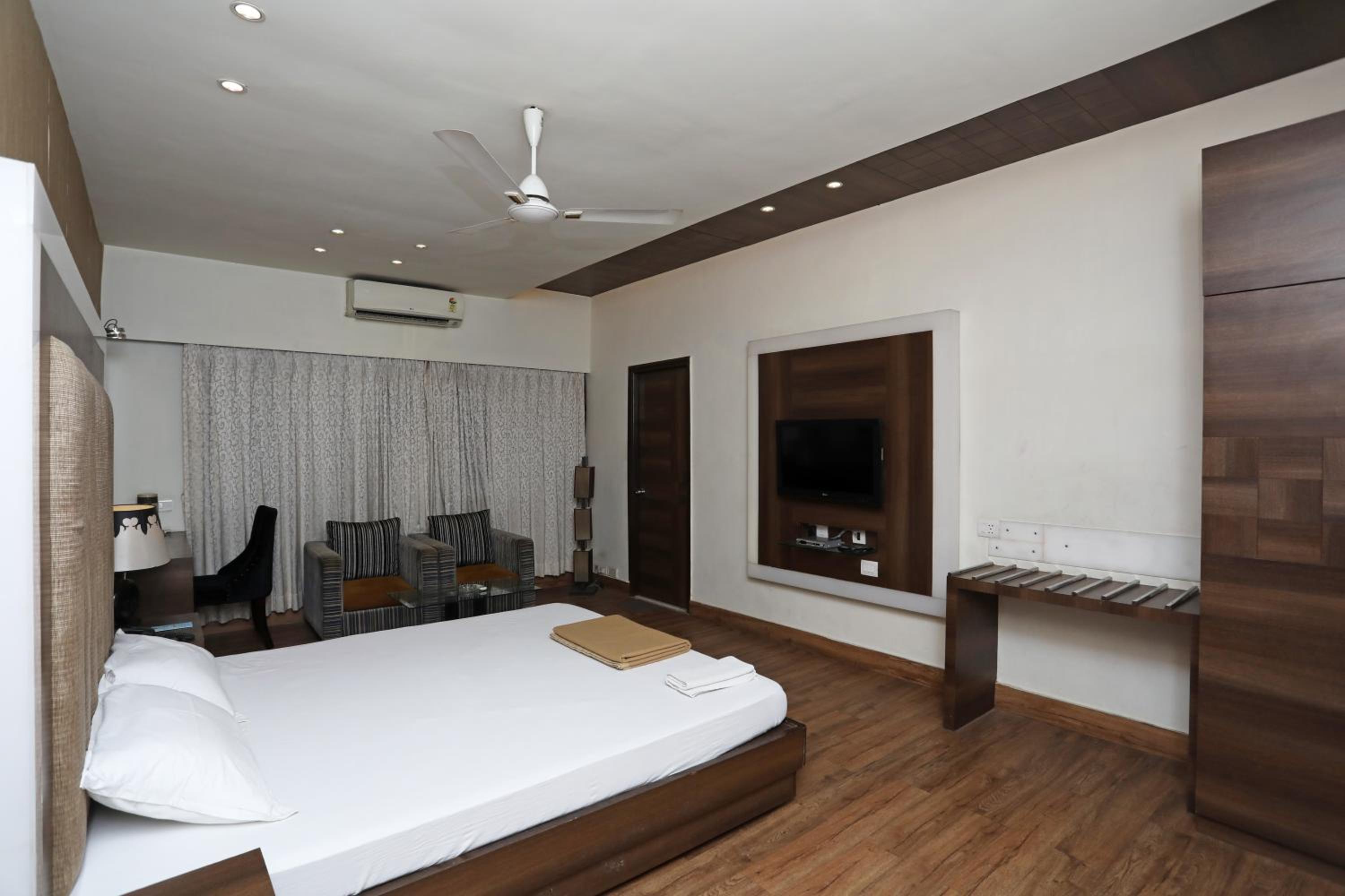 Executive Suite - Photo 7