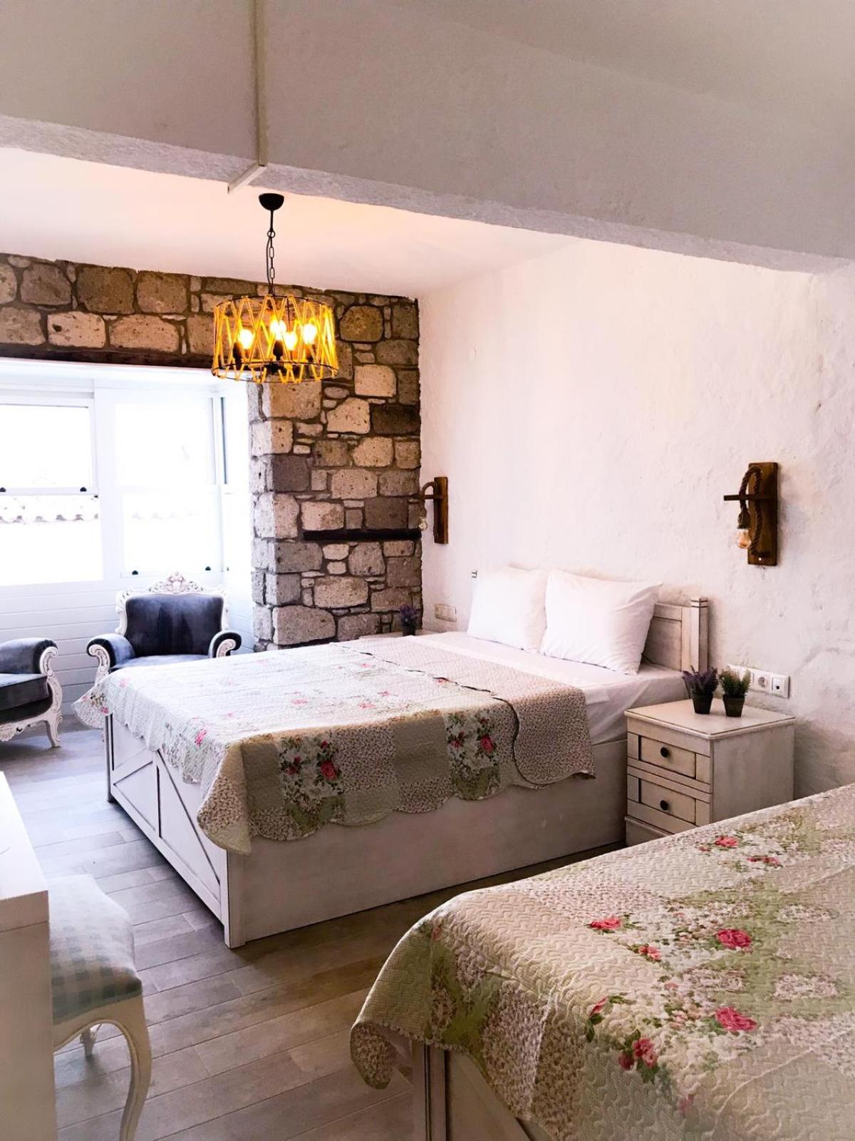 Deluxe Double Room (2 Adults + 1 Child) - Photo 2