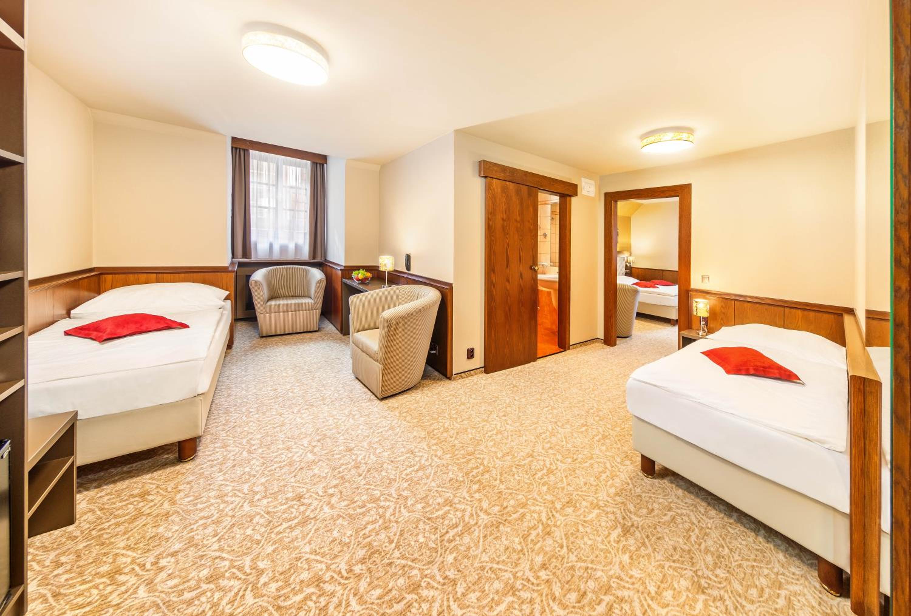 Suite - Photo 1