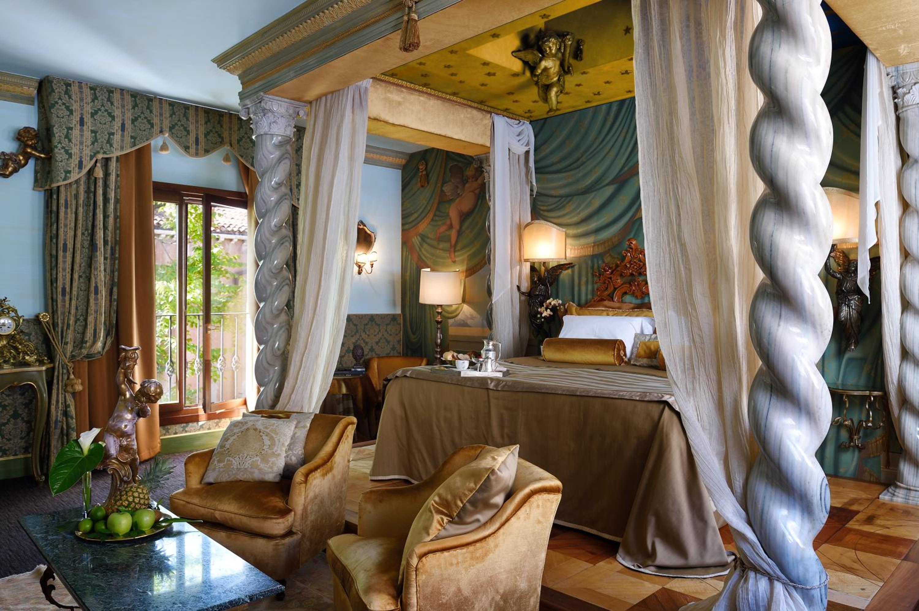 Junior Suite with Lateral Canal View thumbnail 6