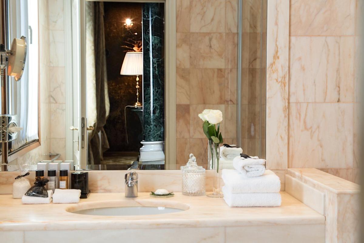 Exclusive Suite with Lateral Canal View thumbnail 5