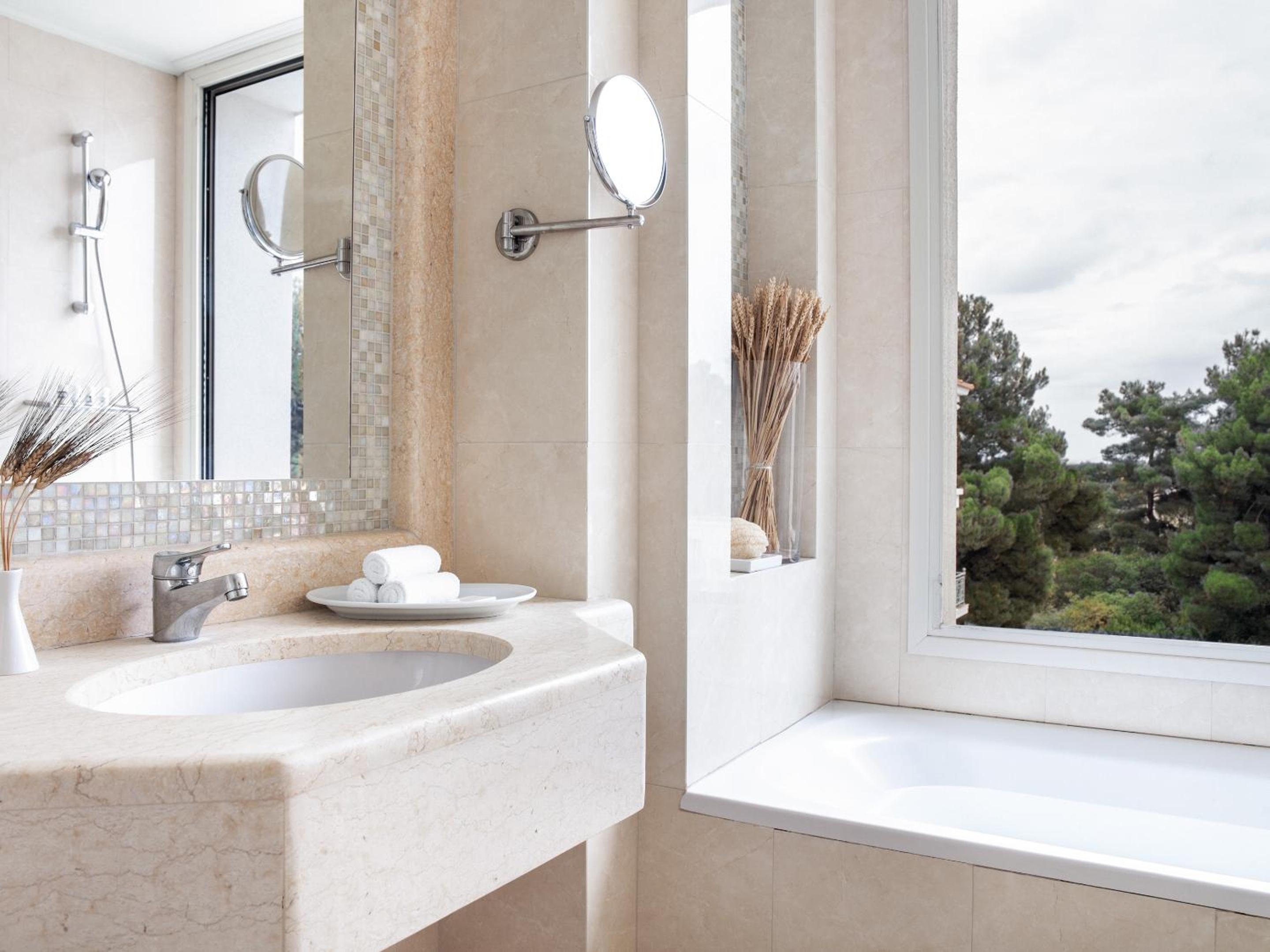 Executive Suite with Garden View - Photo 3