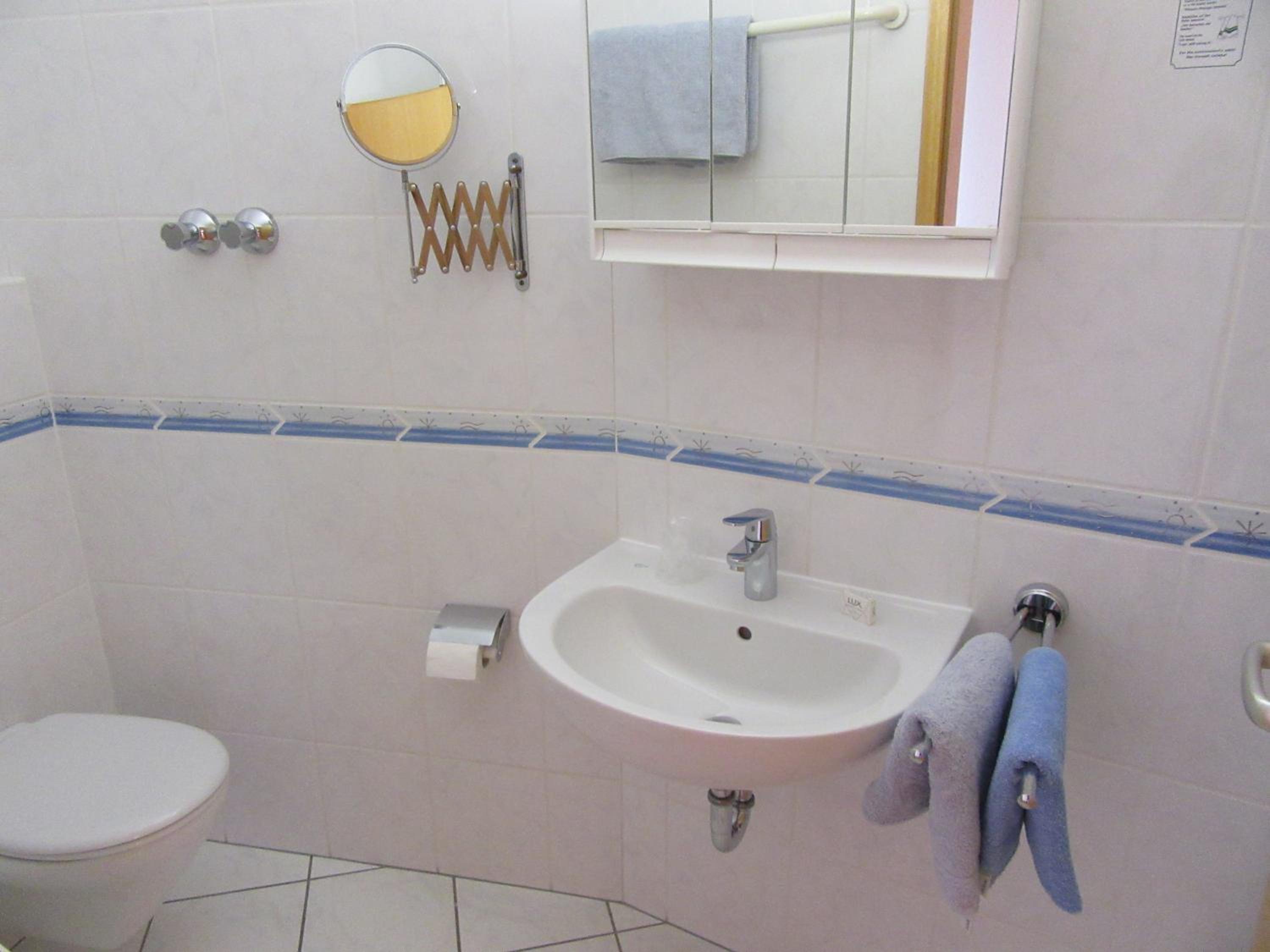 Twin Room with Private Bathroom - Photo 2