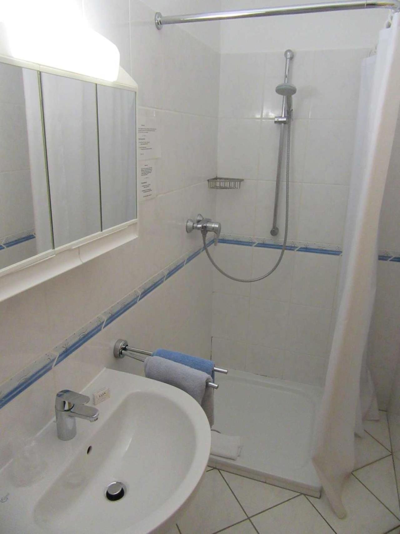 Twin Room with Private Bathroom - Photo 4