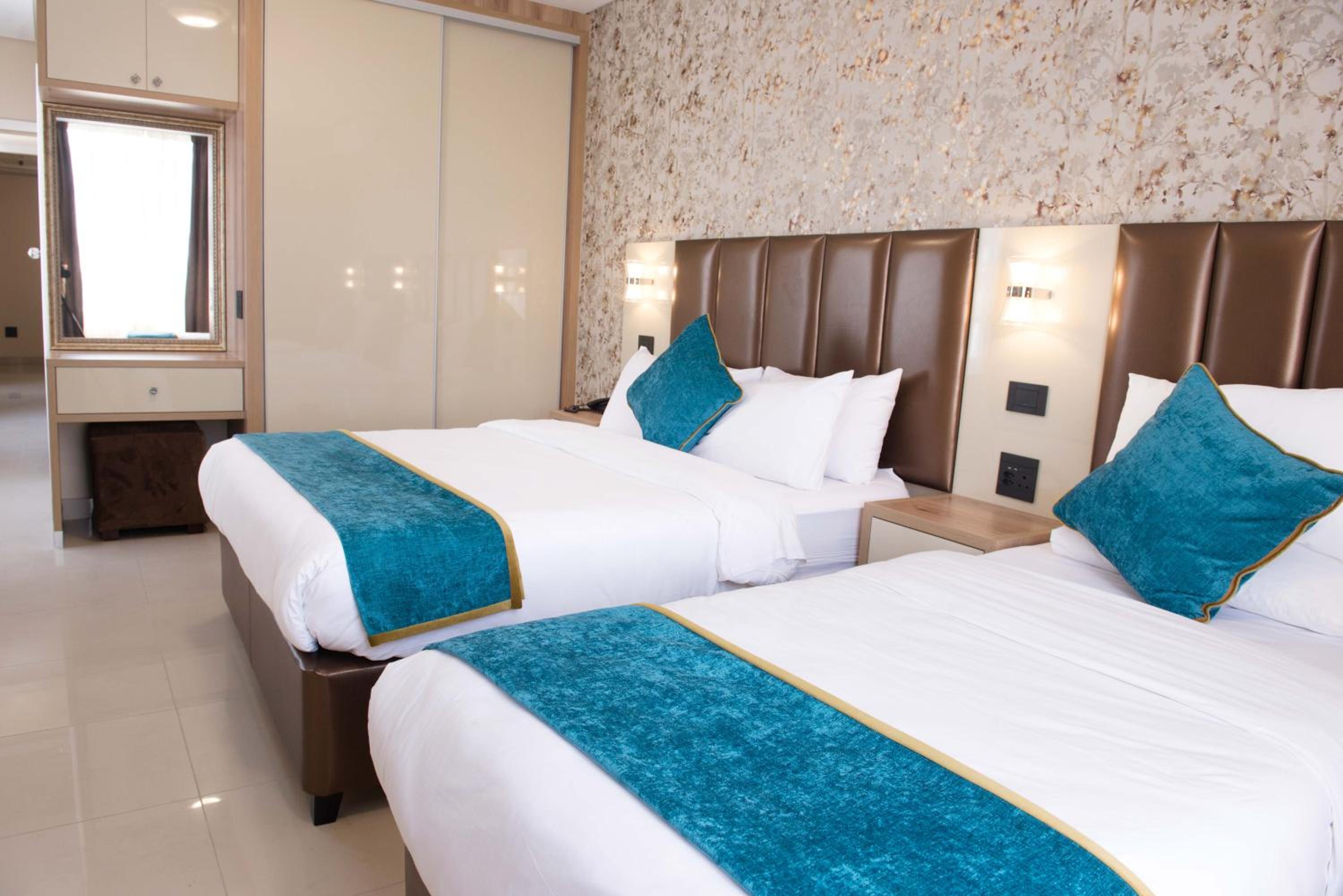 Deluxe Double Room (2 Adults + 1 Child) - Photo 1