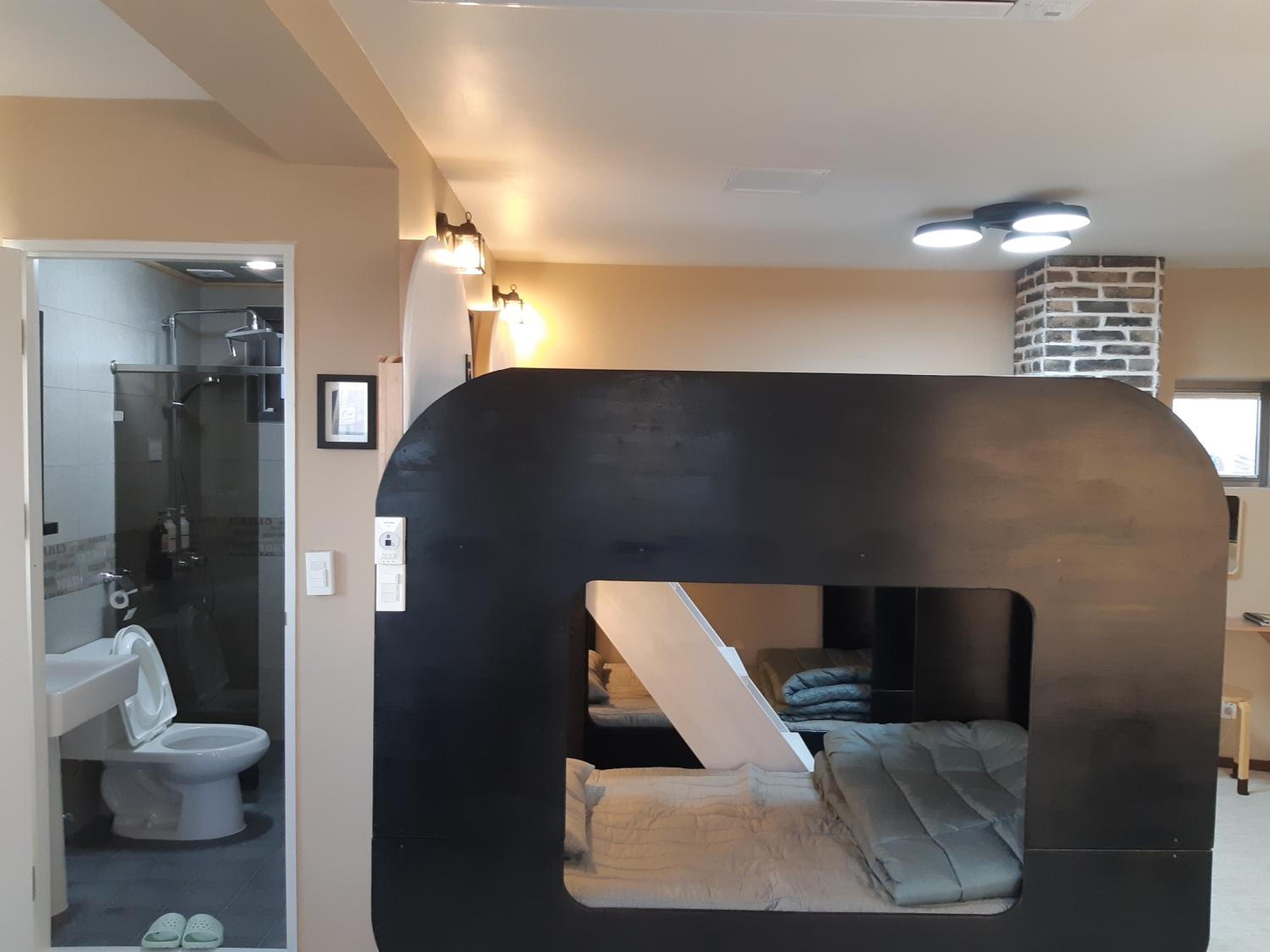 One-Bedroom House - Photo 10