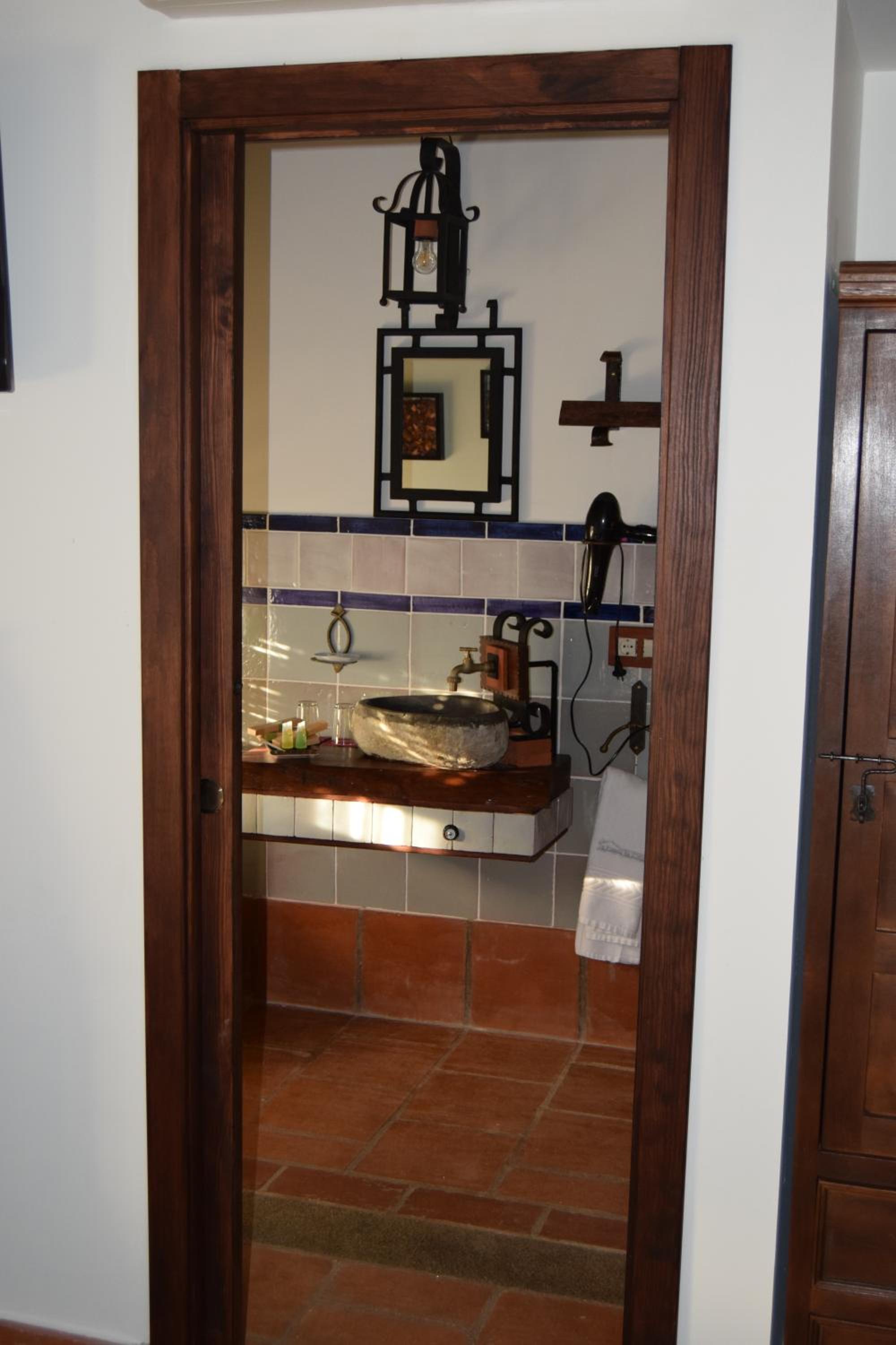 Large Double Room - Photo 6