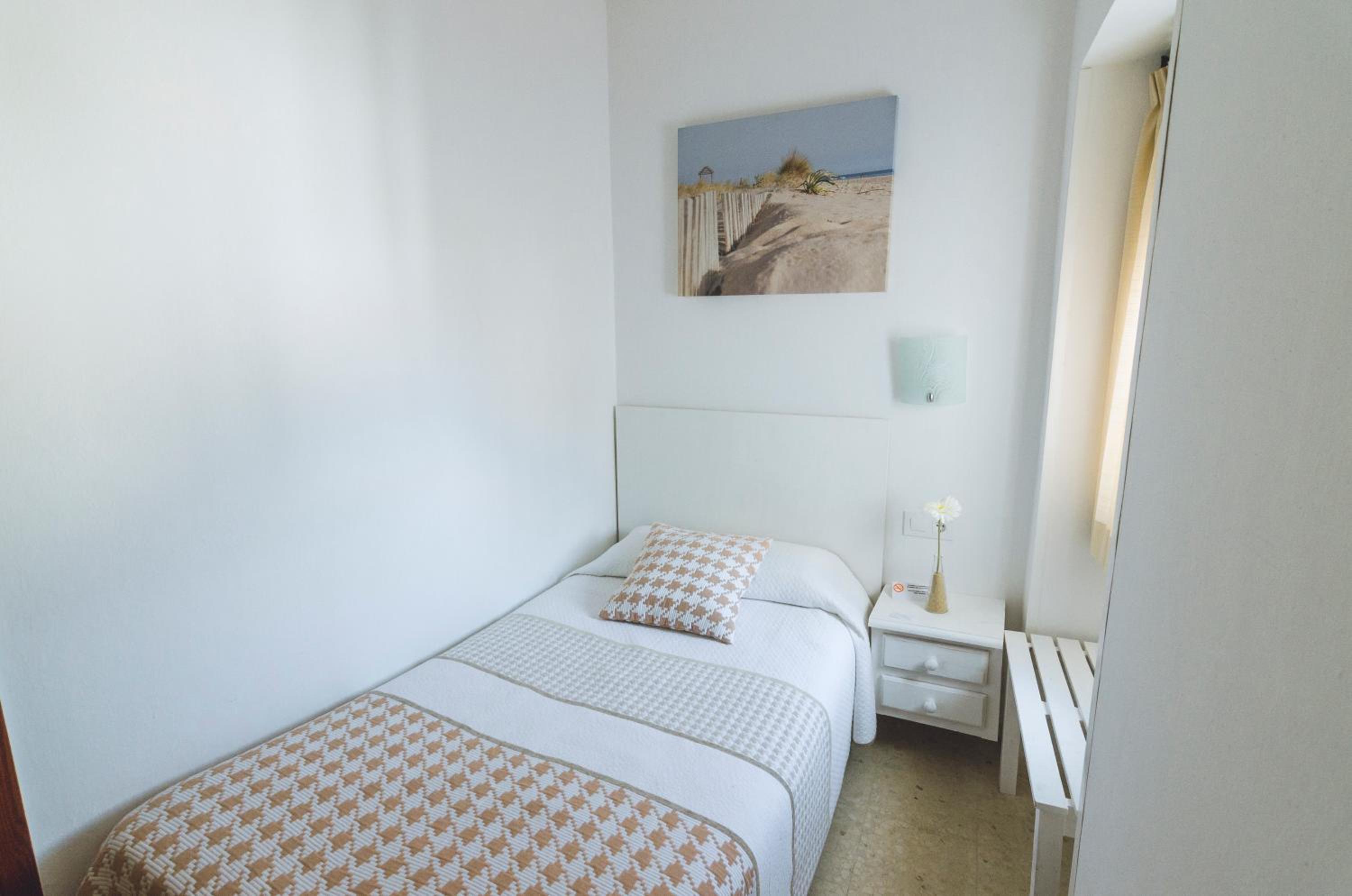 Habitación individual con baño privado externo.