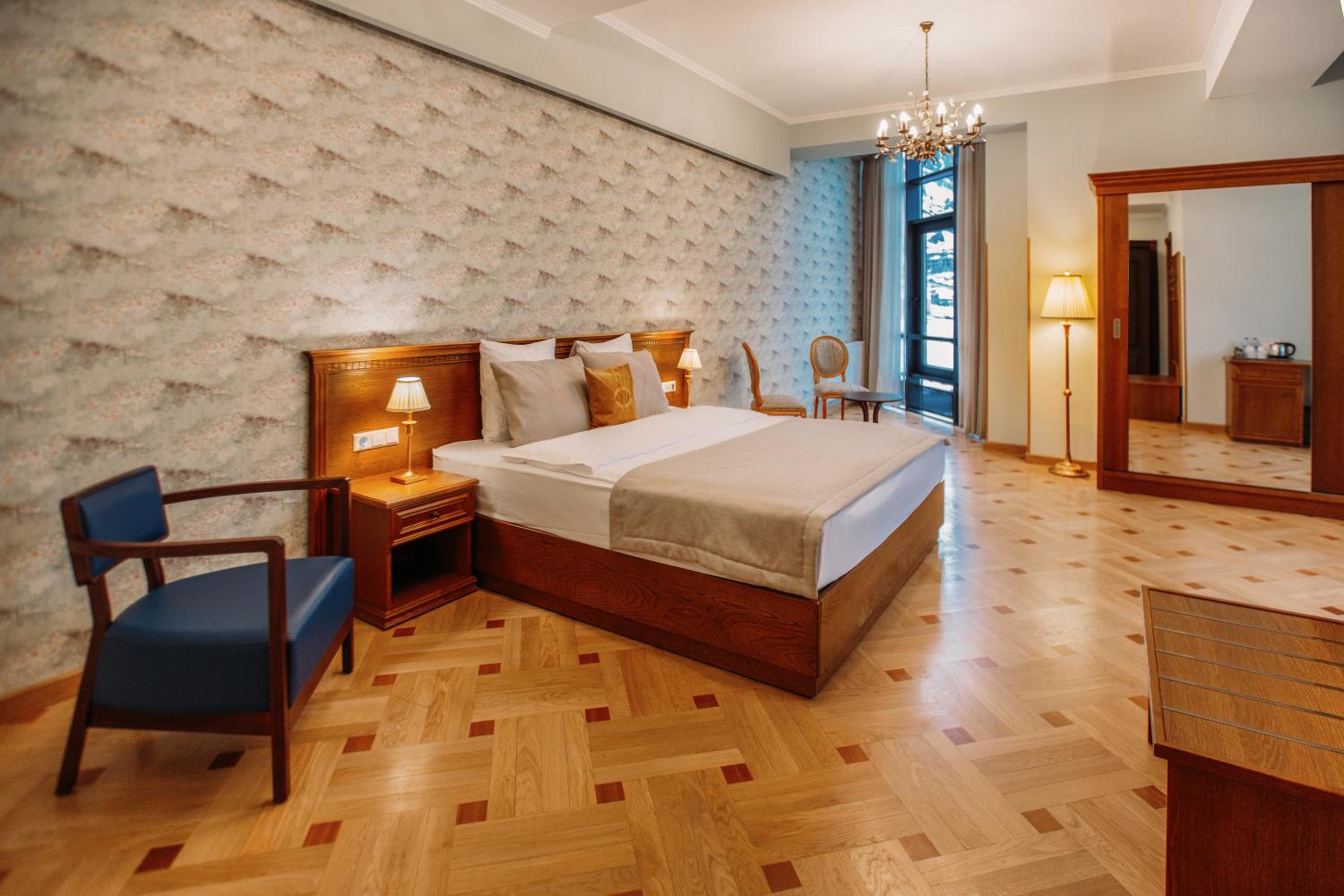 Deluxe King Room - Photo 1