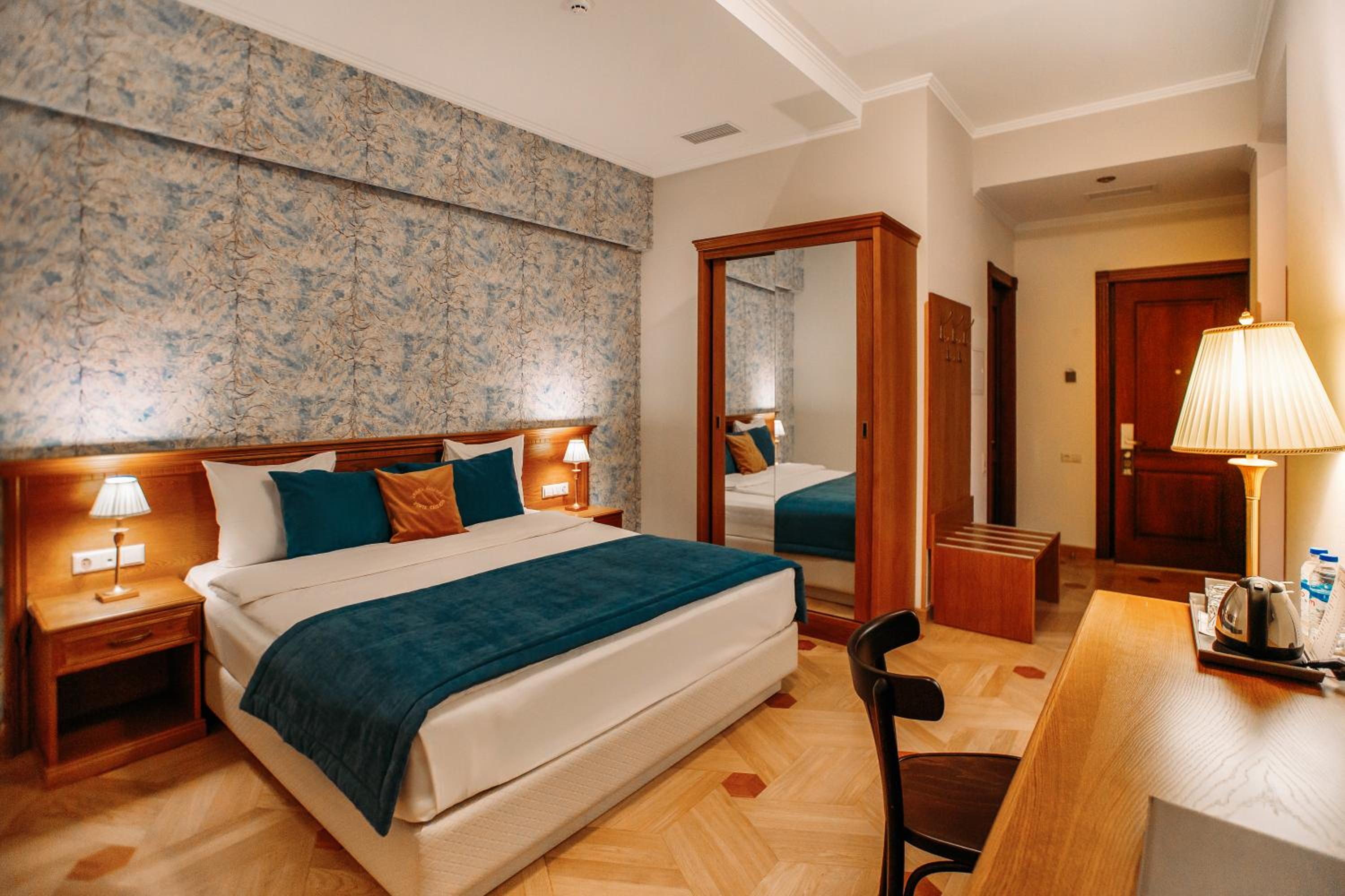 Junior Suite with Balcony - Photo 1
